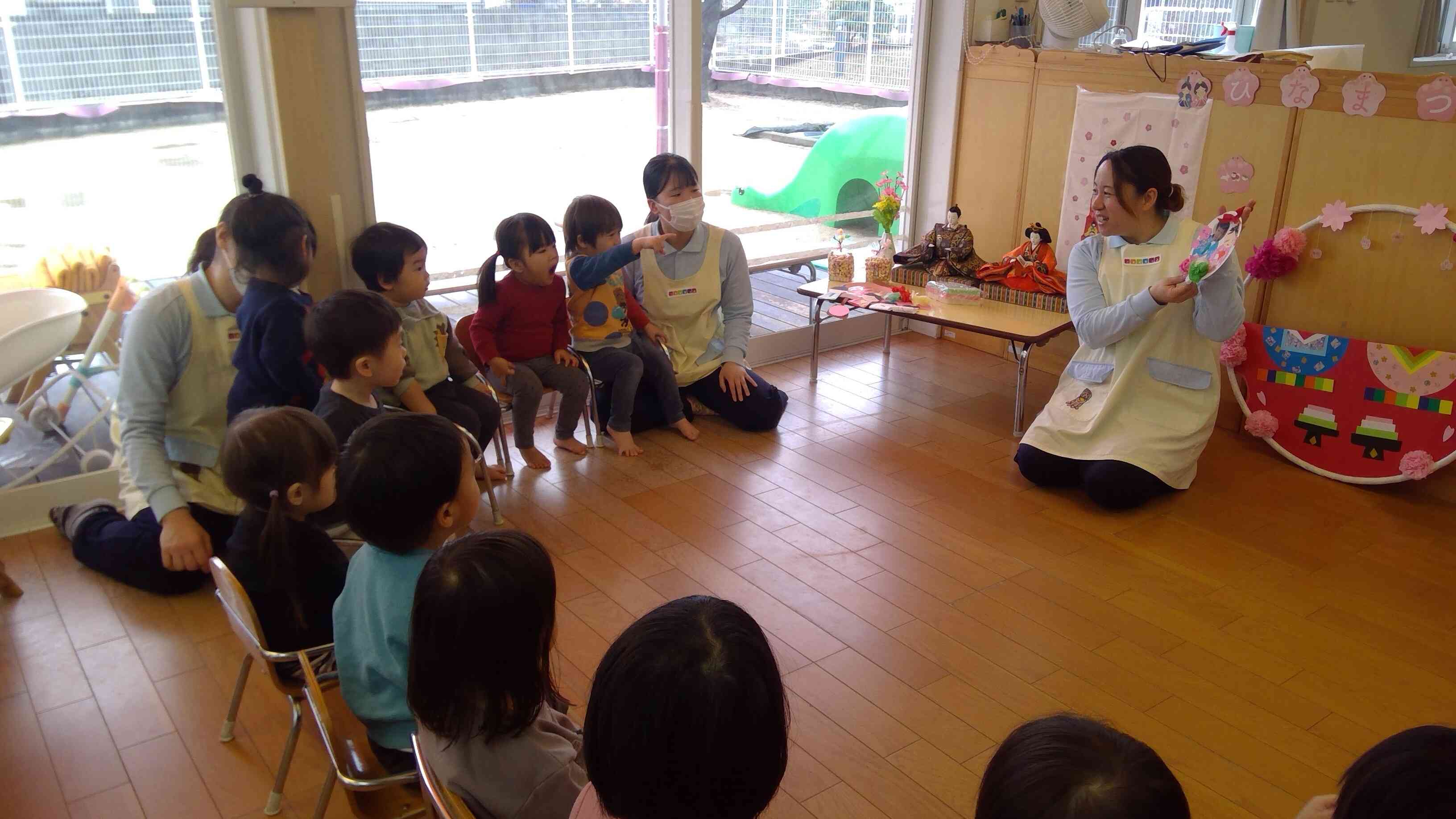 あひるぐみさん（1歳児）もおひなさま作ったよー