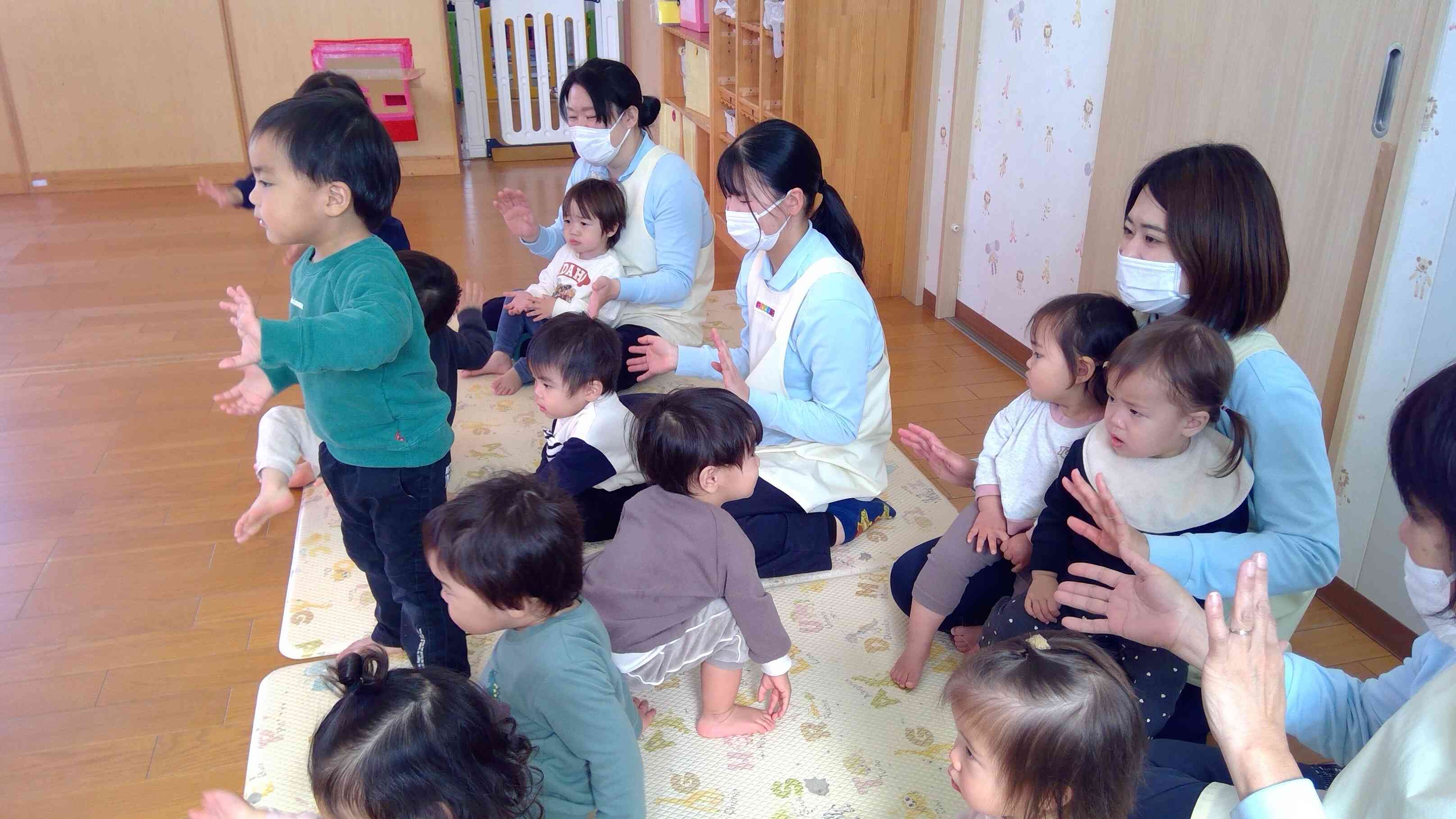 いつも歌っているお歌にはノリノリで踊ってくれる子ども達