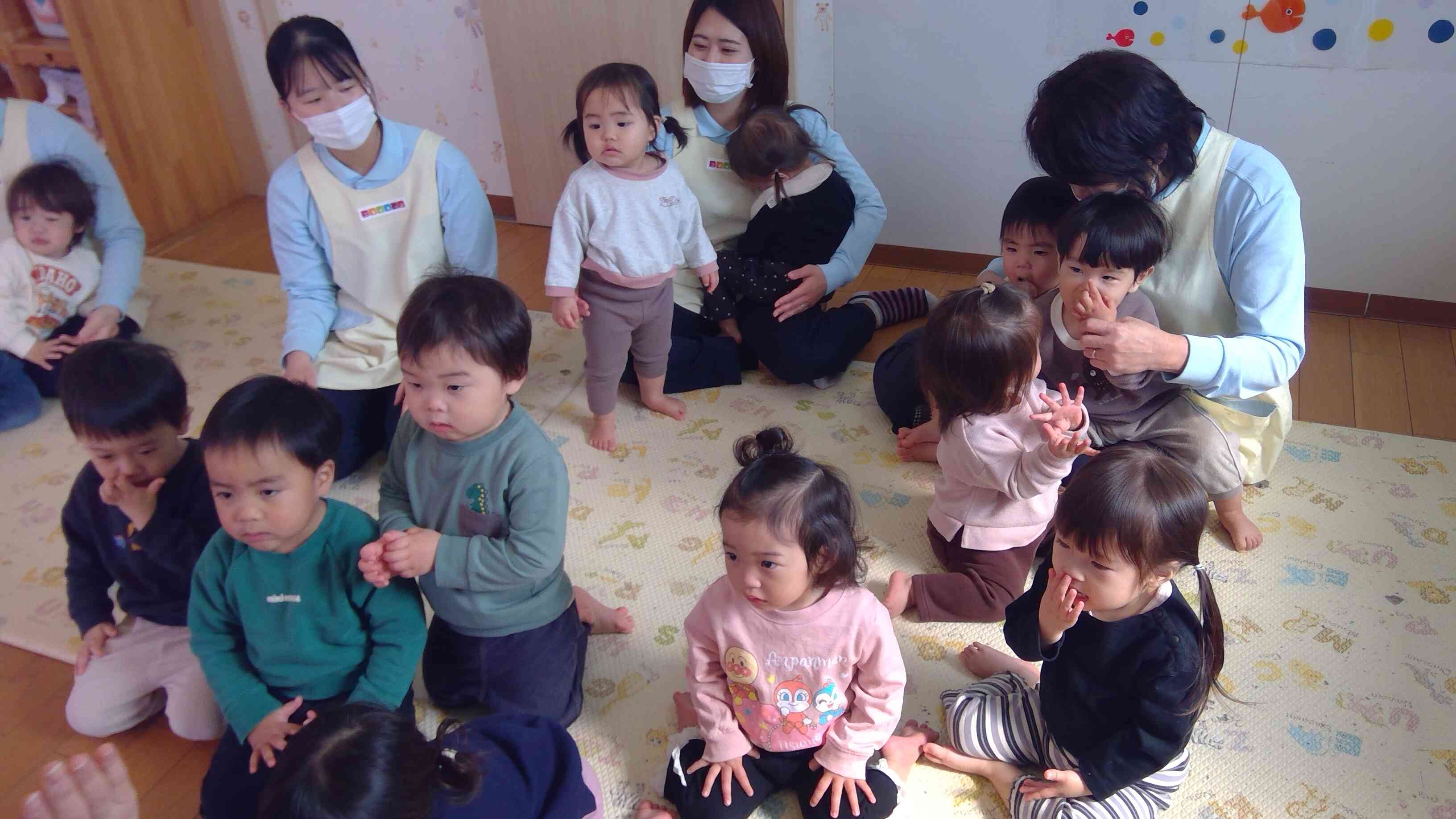 興味津々のひよこぐみさん（0歳児）♪