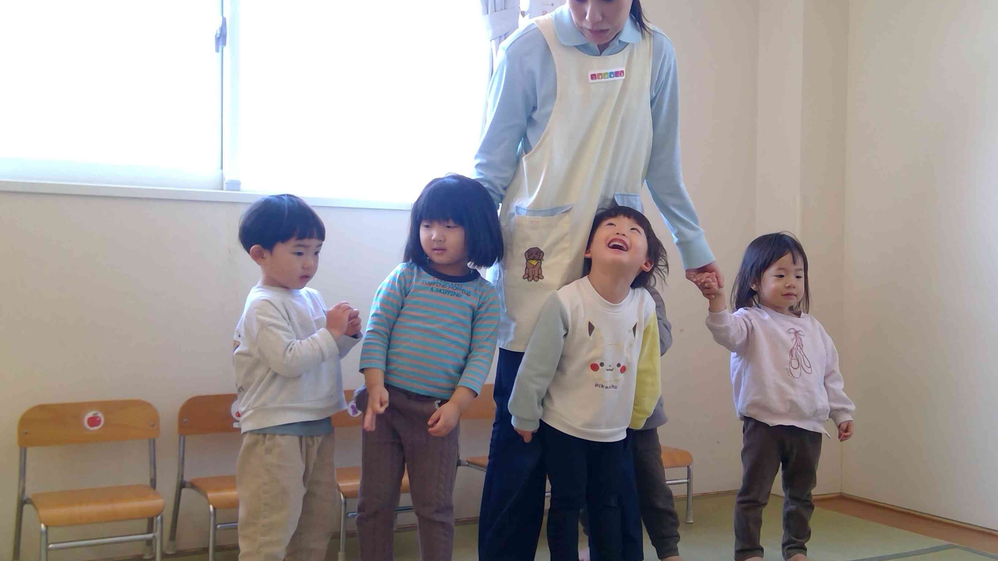 「せんせい、一緒に踊ろうよー♪」