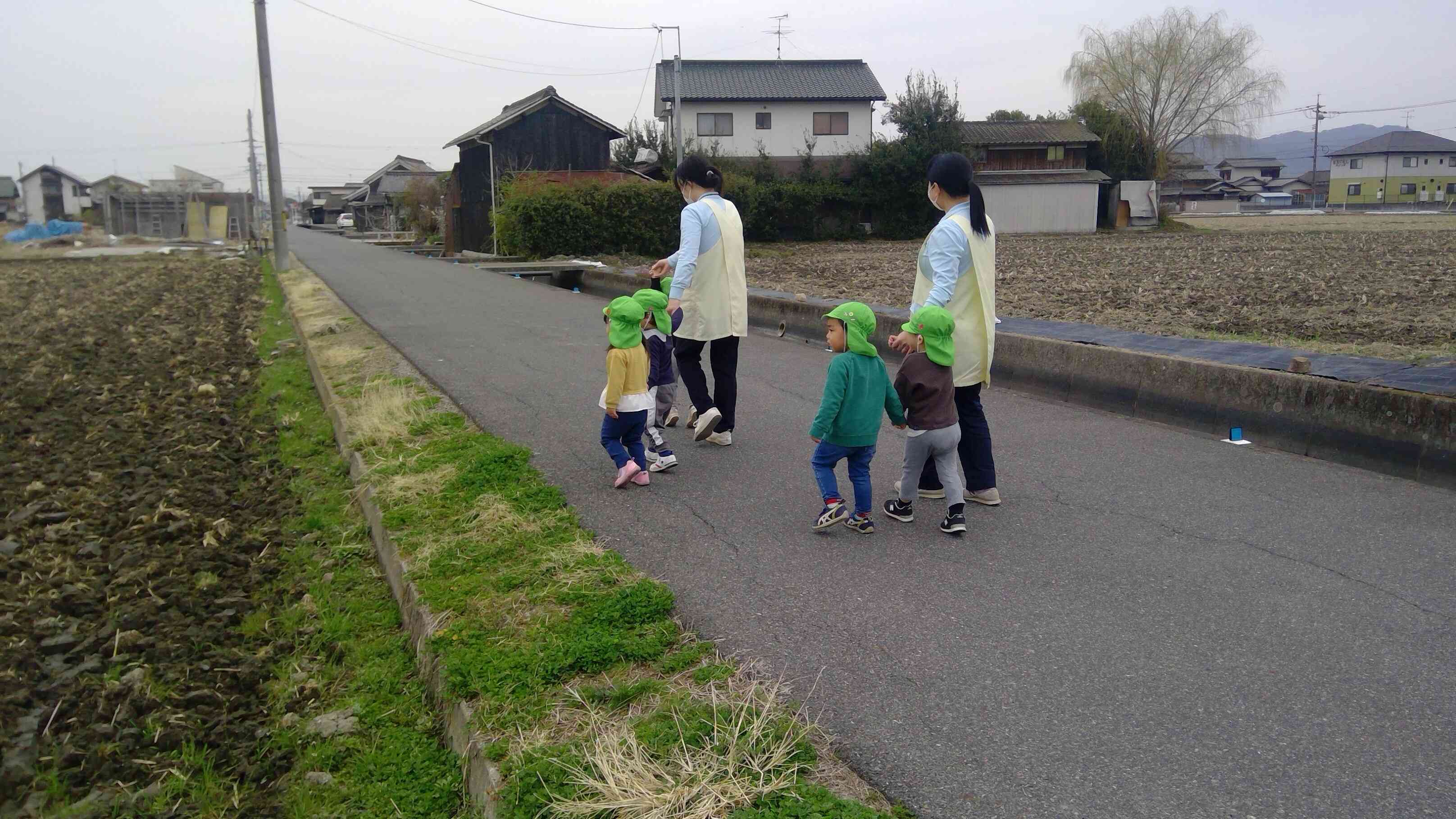 近くの公園までお散歩に出発。