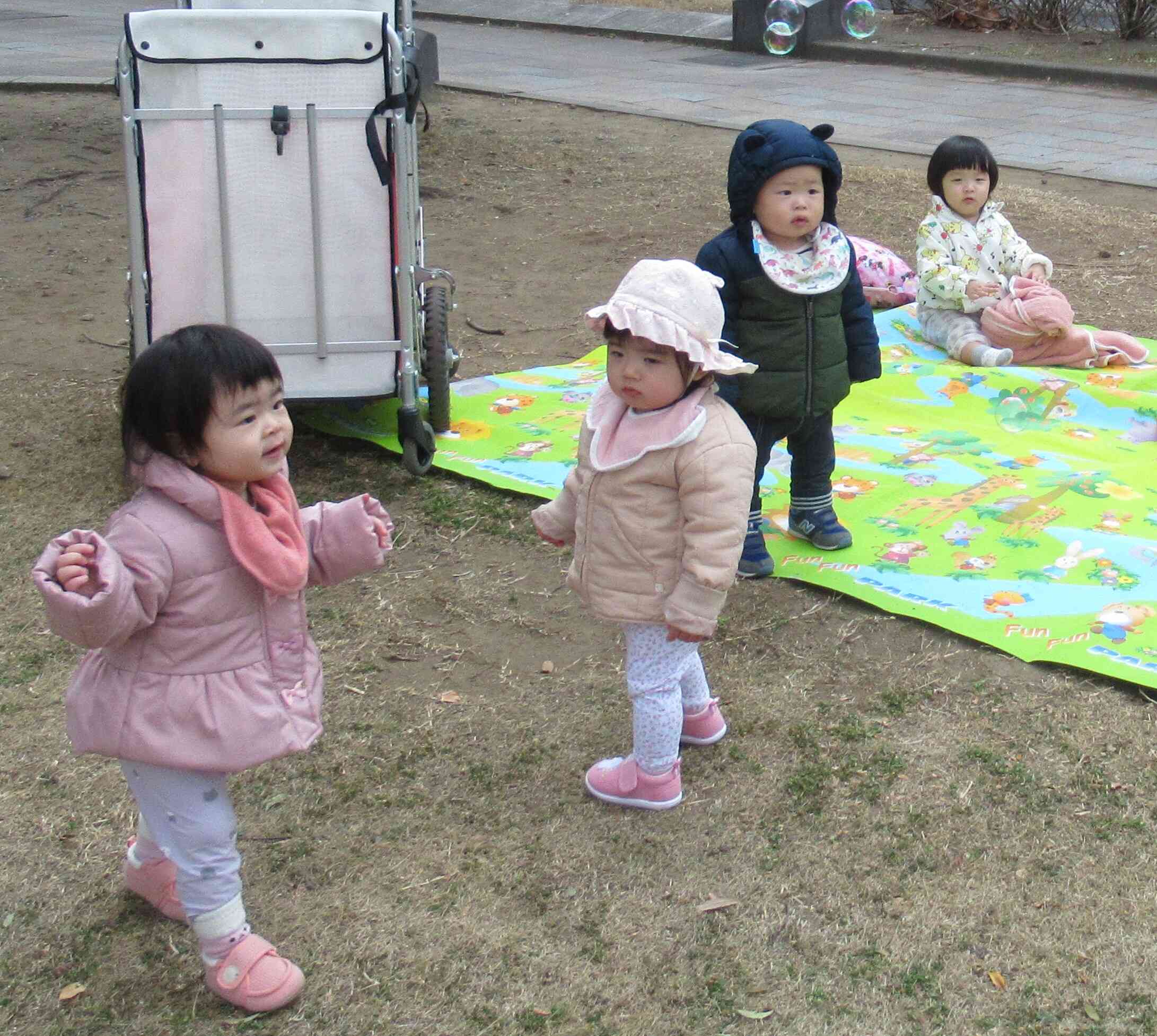 ひよこ組(0歳児)　戸外遊び