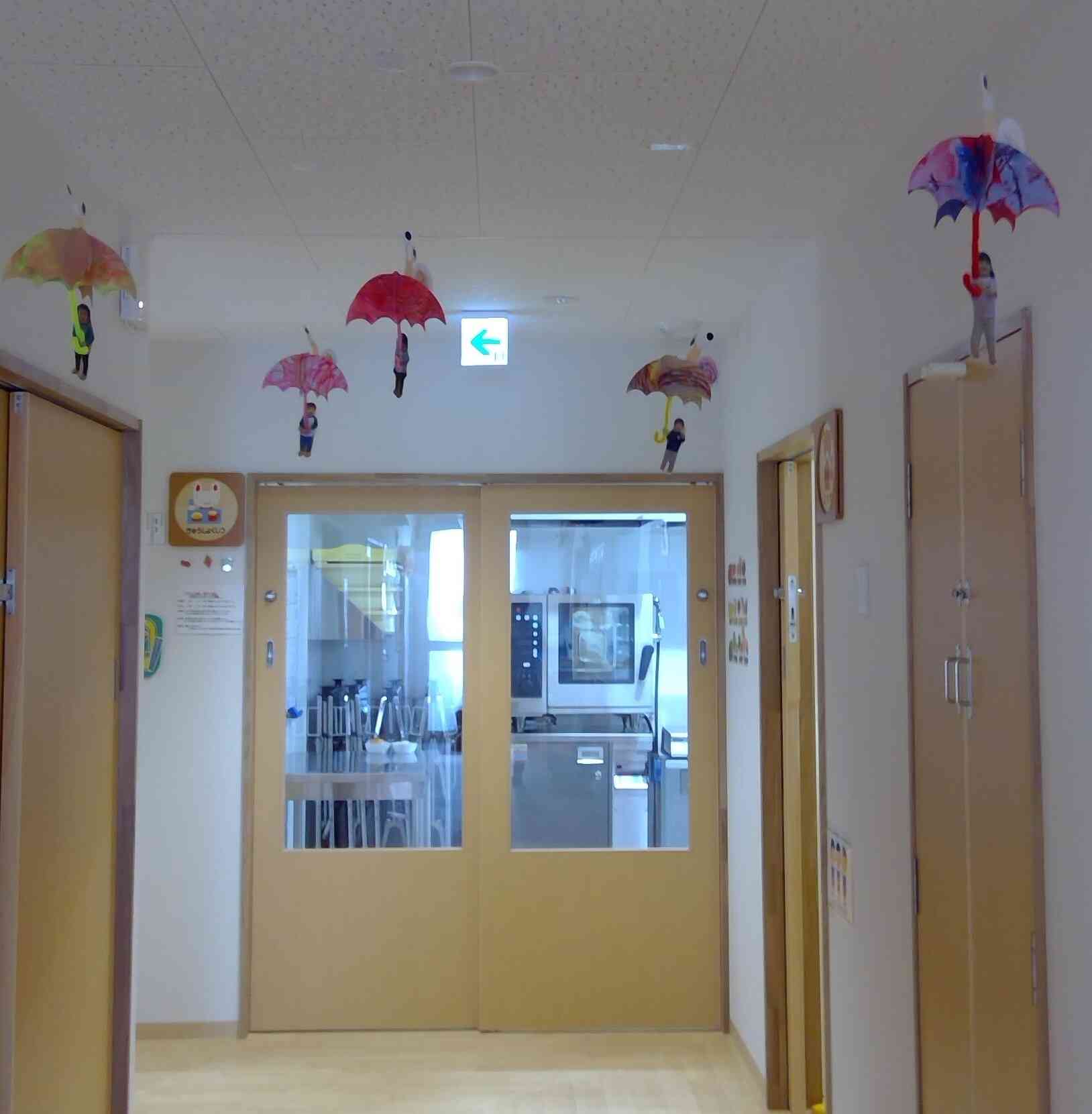塗り終わった画用紙は、傘とカタツムリになって廊下でみんなをお出迎えしています。