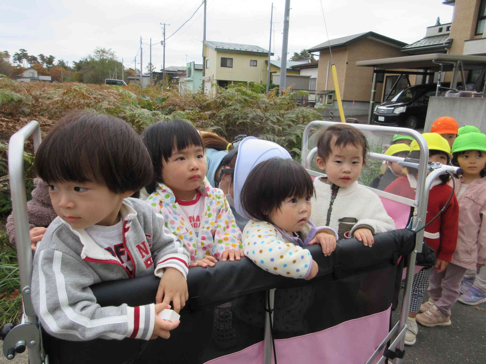 あひる組は、散歩車に乗って避難します。