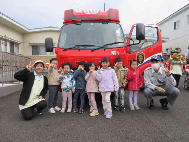 りす組とぱんだ組。「消防車とはいポーズ」