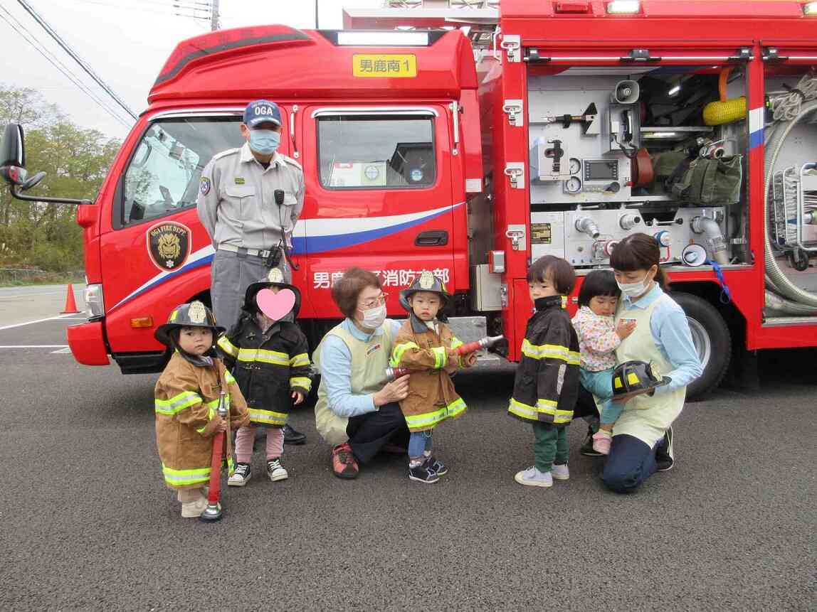 あひる組「制服を着て「はい・ポーズ」