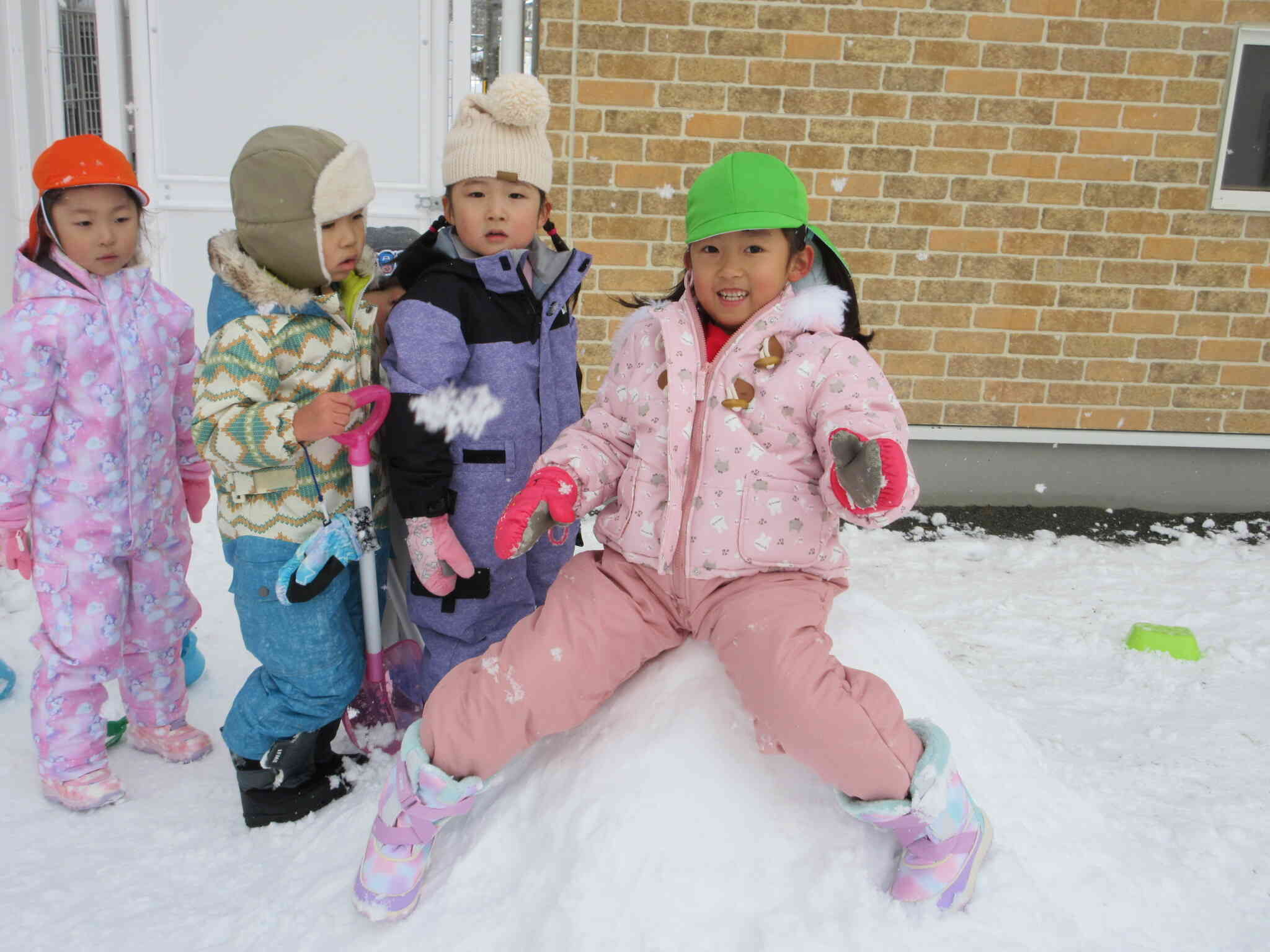 雪山の滑り台で滑ってみよう