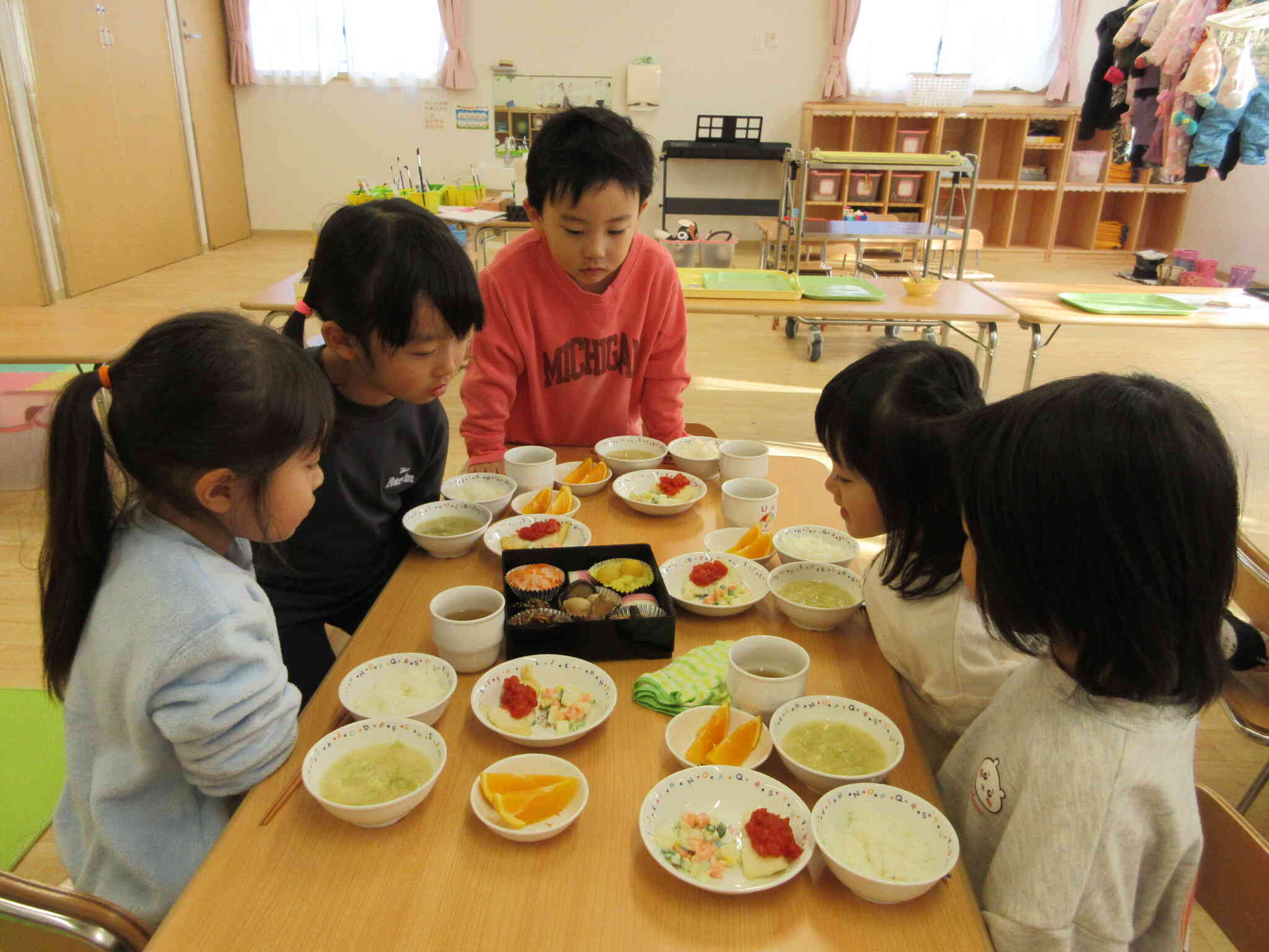 食べてみよう、何からいただこうか。