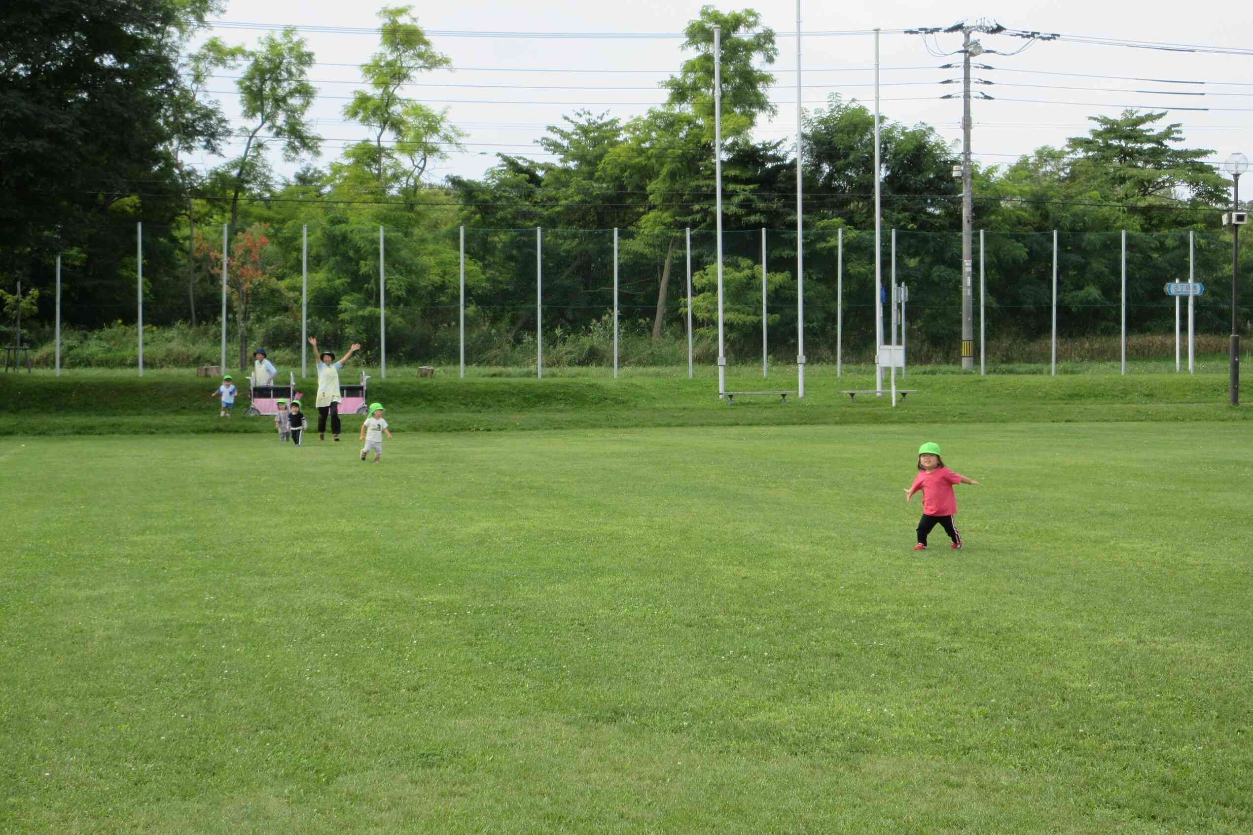 築山の山頂でピクニック気分♪