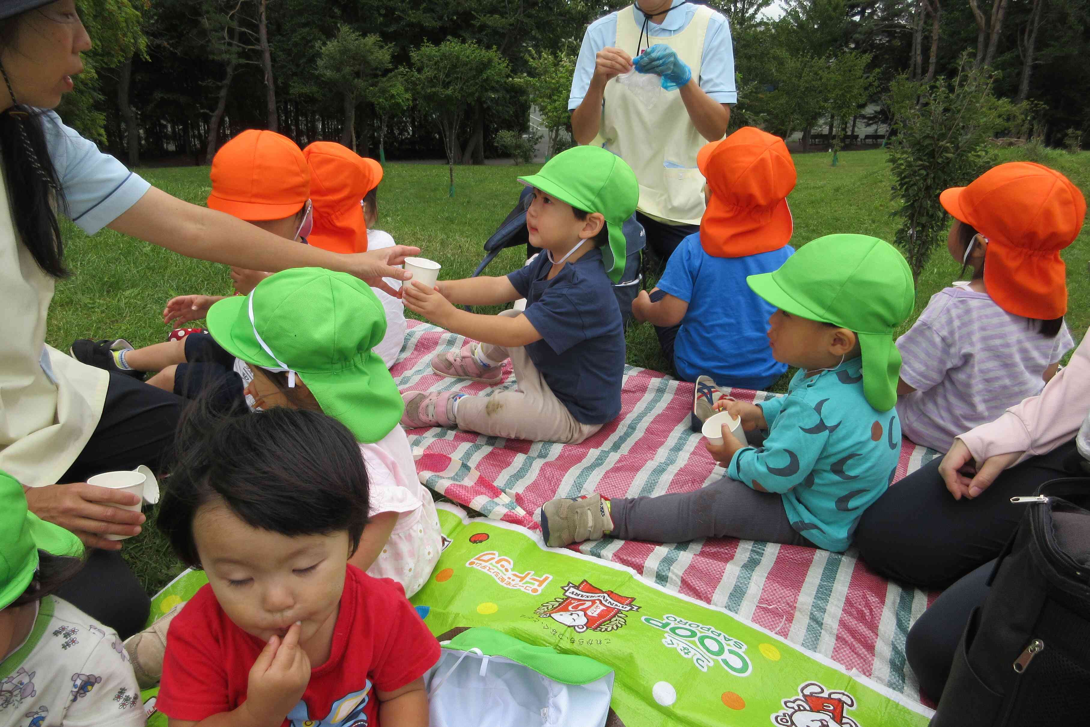 築山の山頂でシートを敷いて・・・