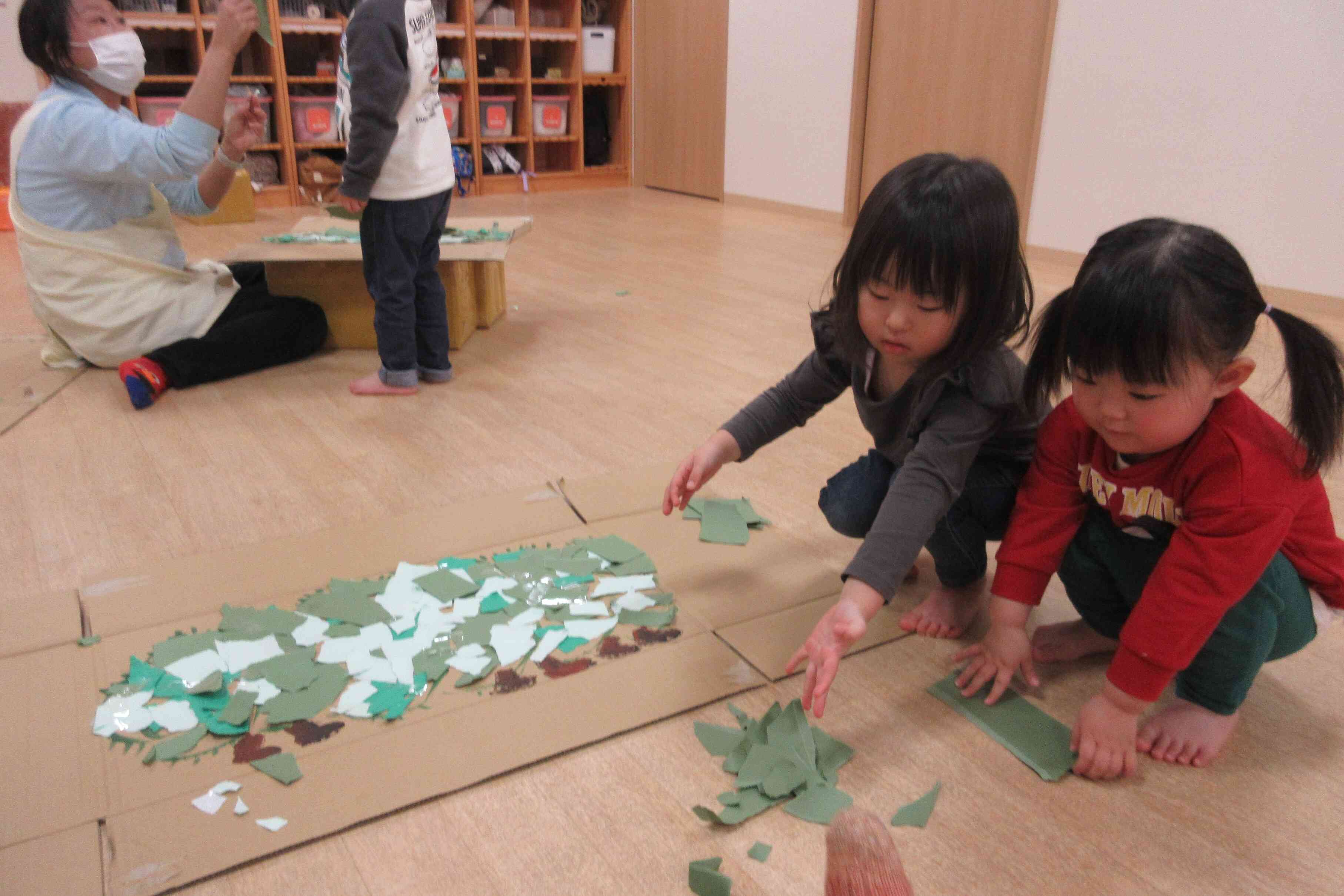 子ども達もペタペタ！