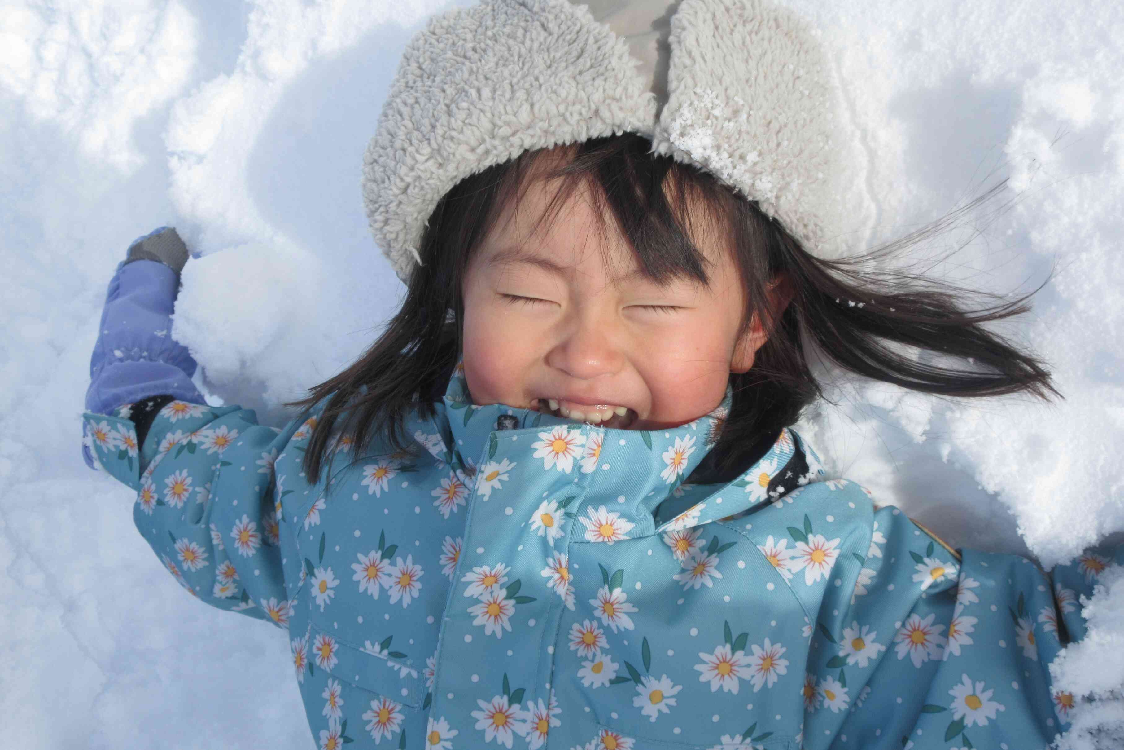 広い公園で雪遊び