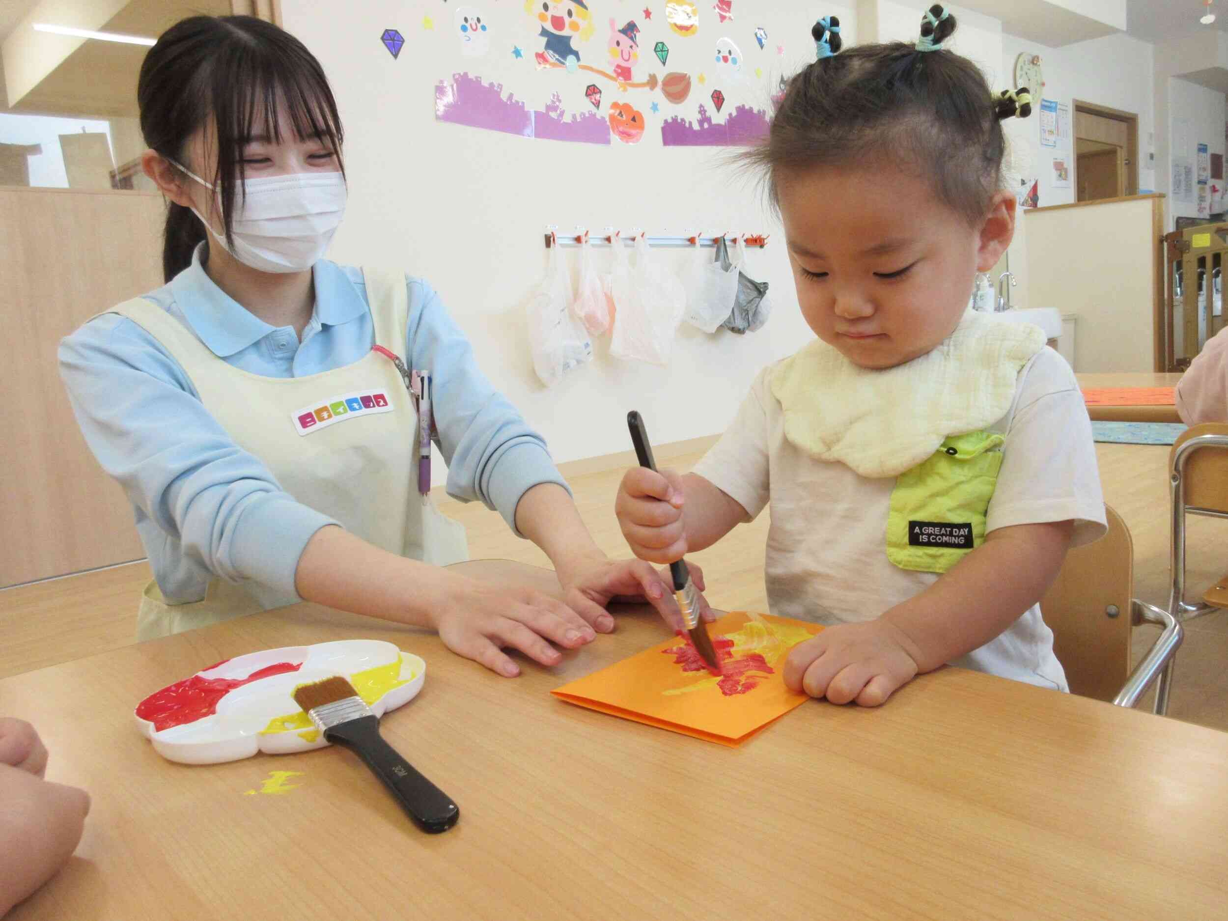 あひる組（１歳児）・うさぎ組（2歳児）10月の製作風景