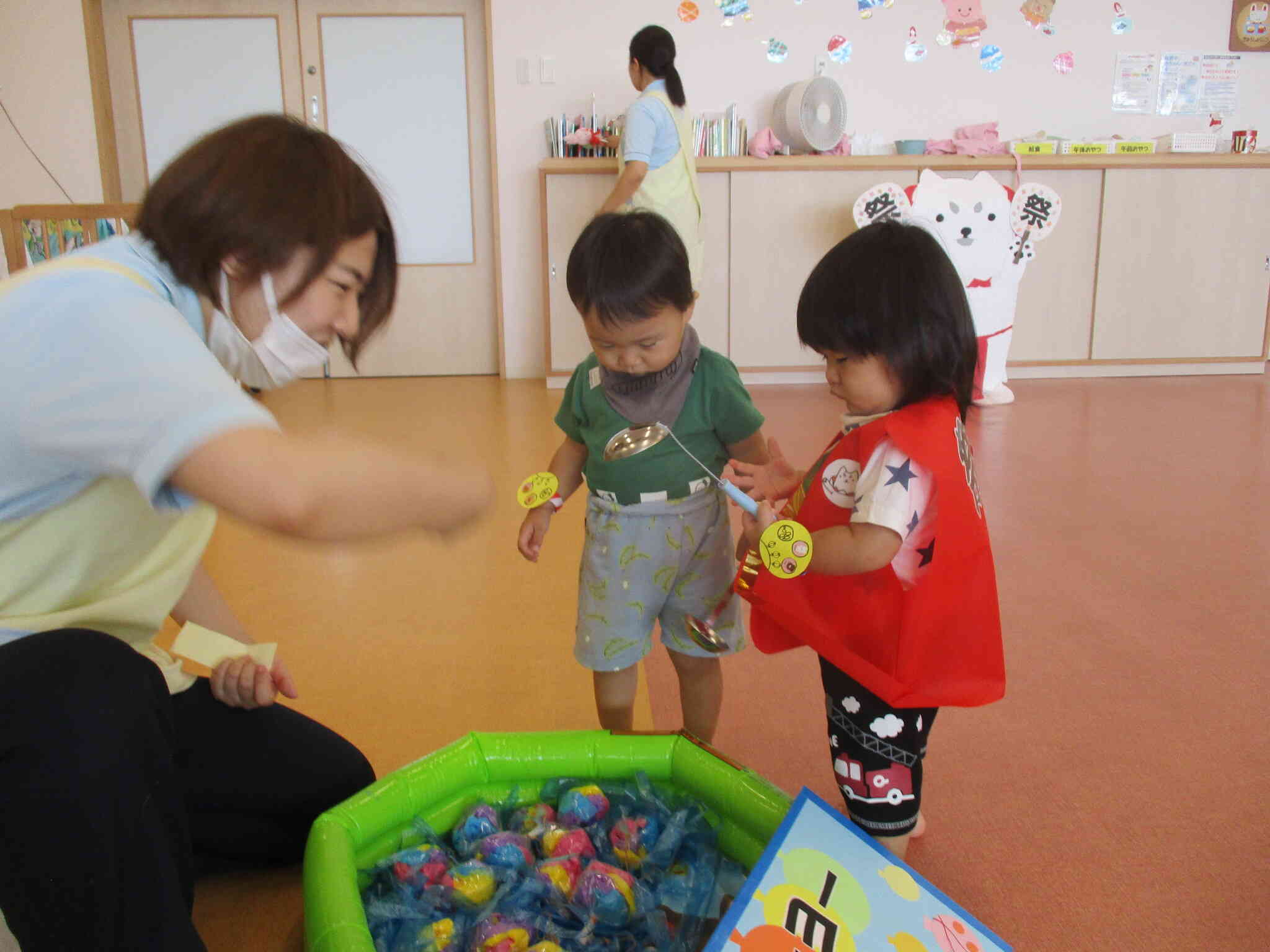 お友だちと、どれを取るか相談中♪