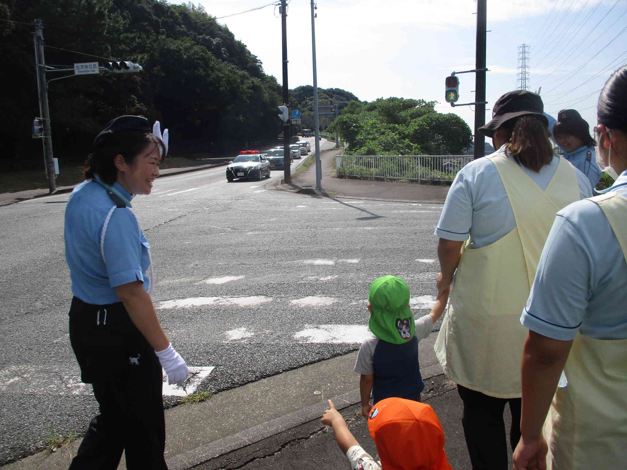 偶然信号待ちをしていたパトカーにみんな大喜び♪