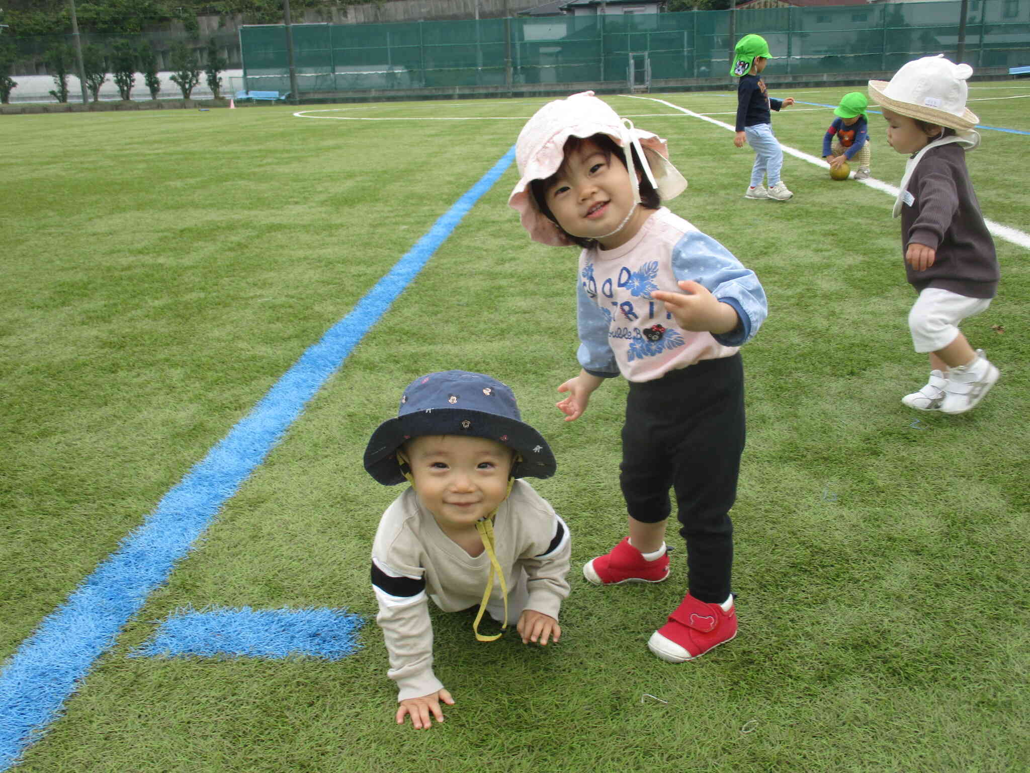 サッカー場でニコニコ笑顔☆