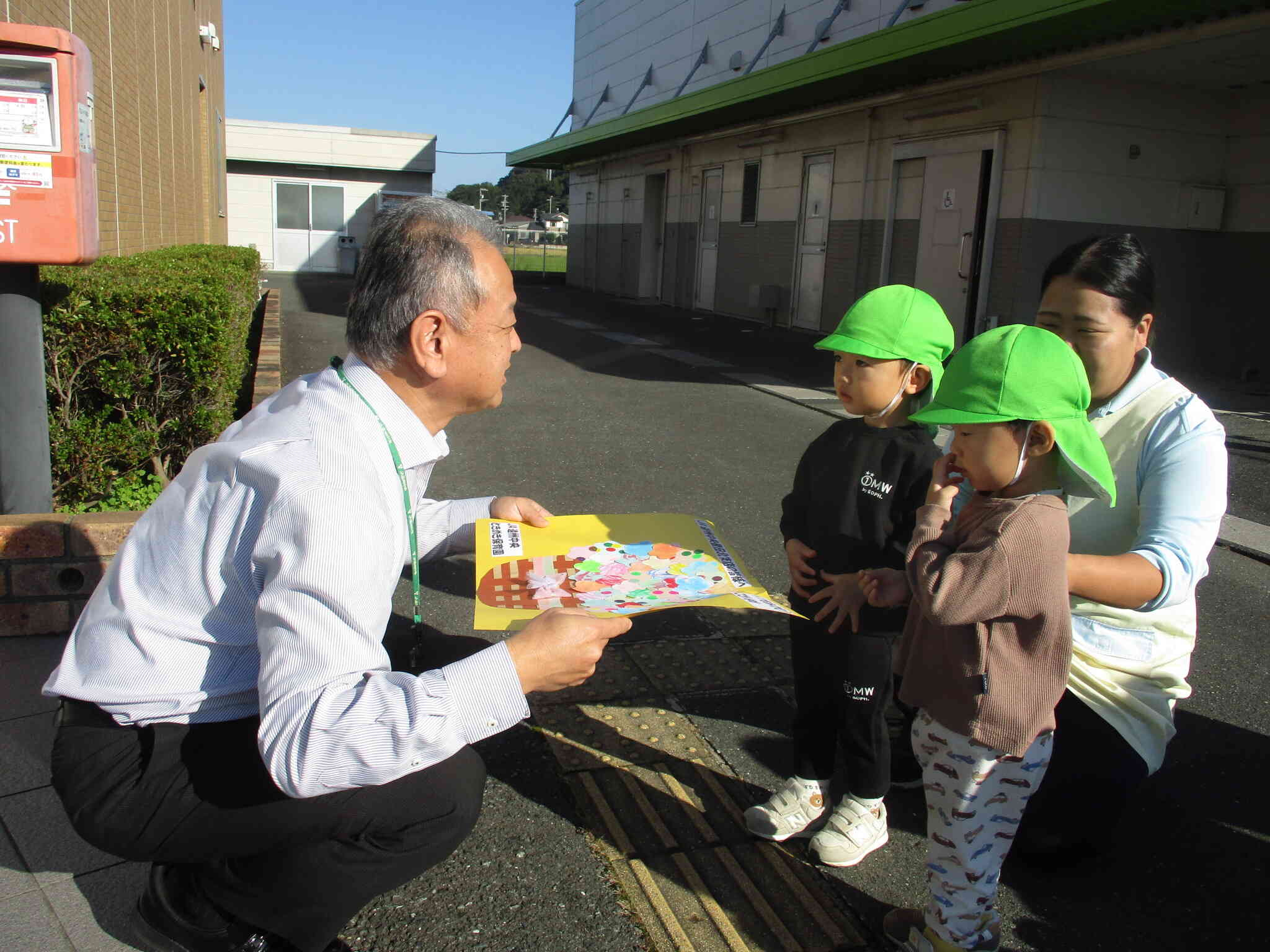 代表してうさぎ組さん（2歳児クラス）が支店長さんに渡してくれました。