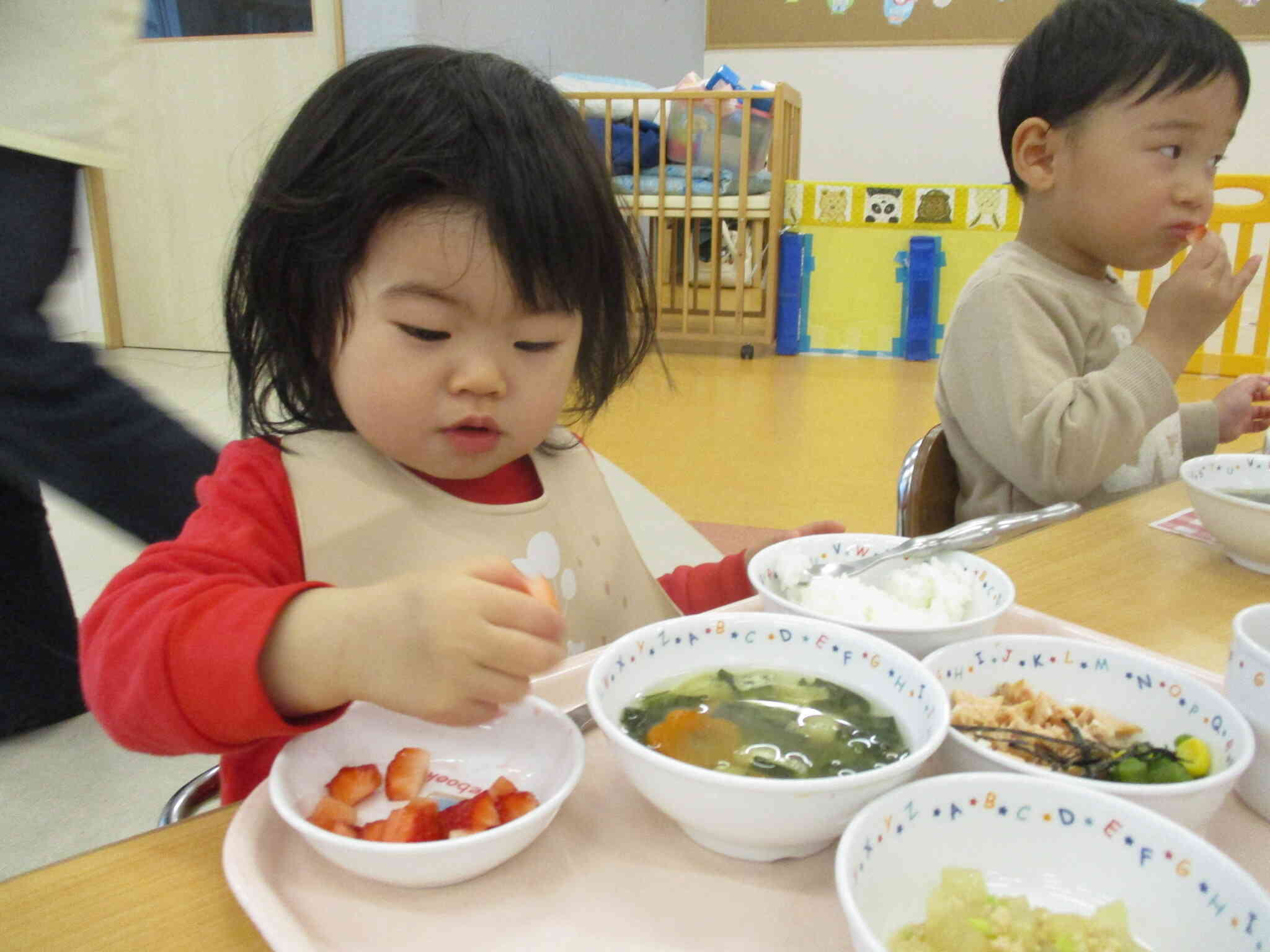 給食は鮭の混ぜ寿司