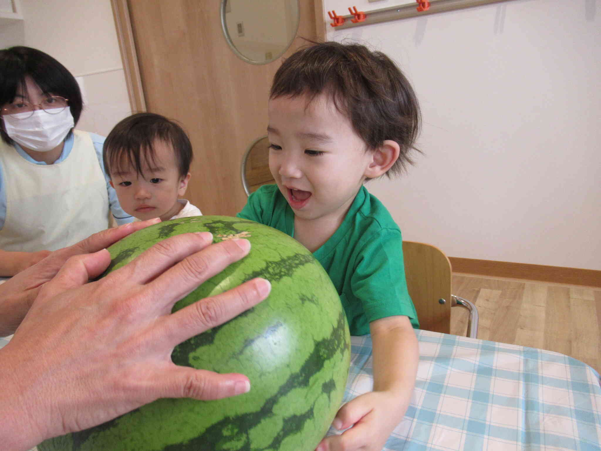 ぼくは持ち上げてみようかな？よいしょっと！！