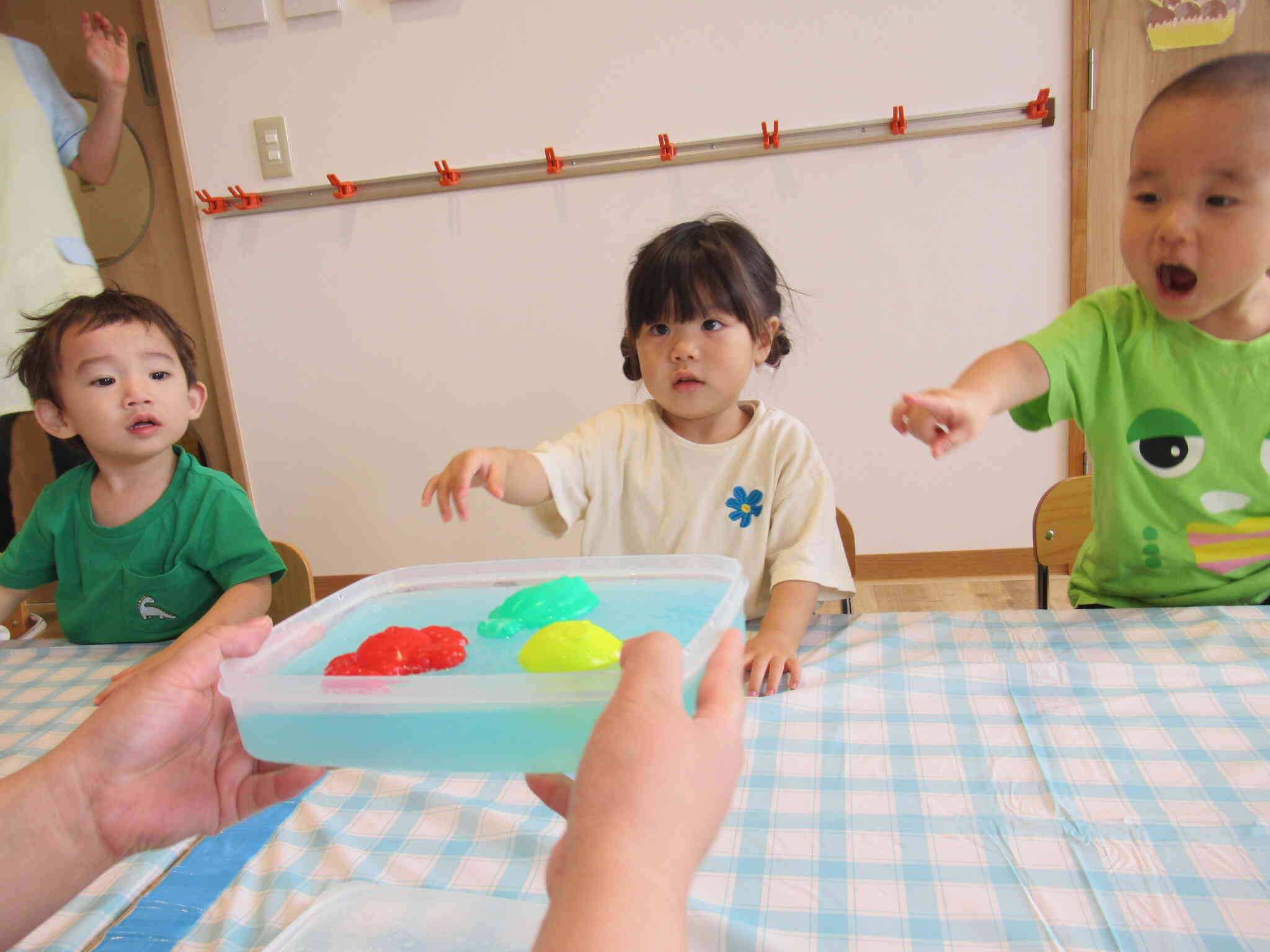 スイカに触れた後は・・・。「せんせい、これなぁに？」