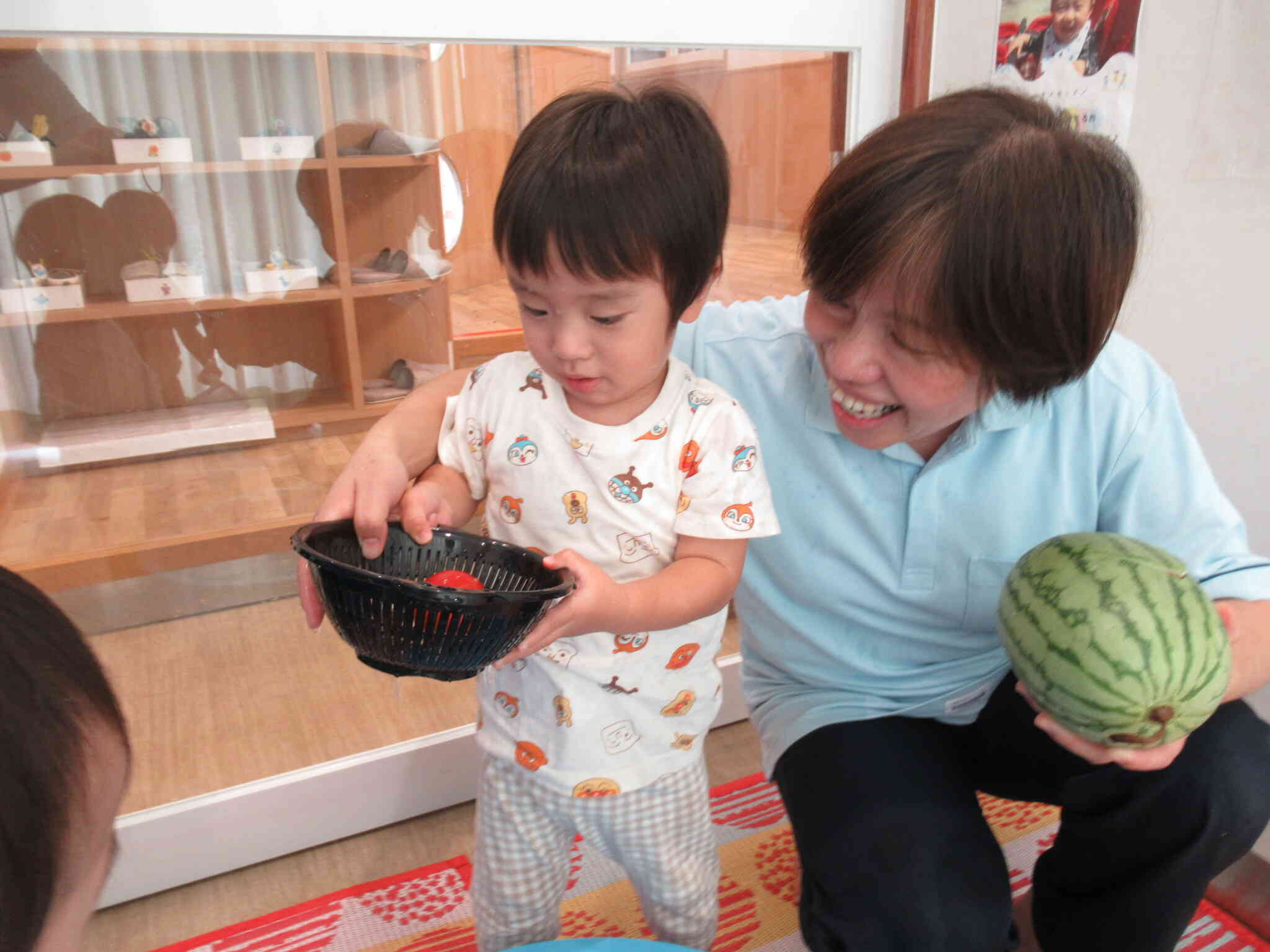 トマトを運んでいます！おともだちに「どうぞー♡」してみるよ♪