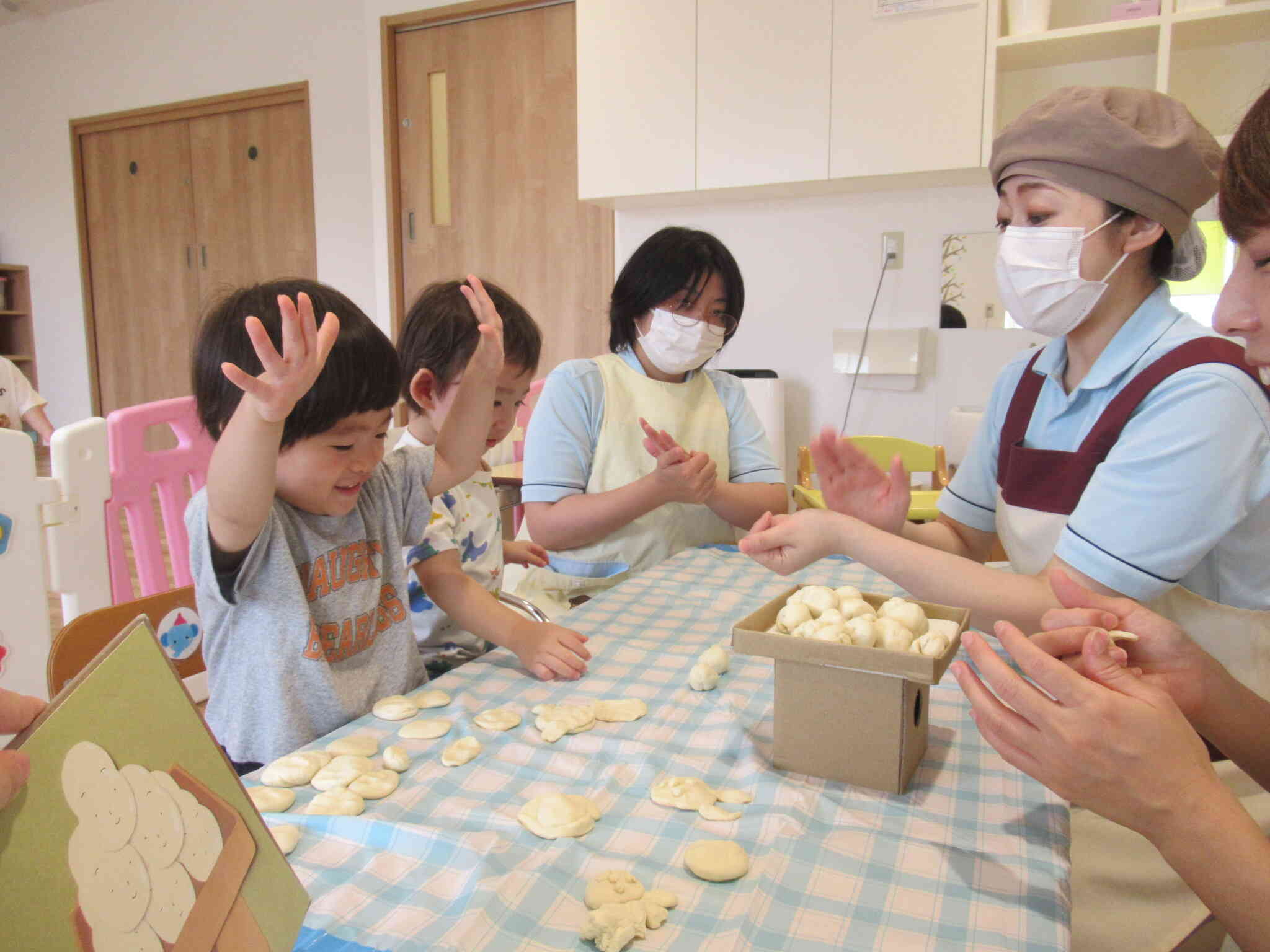 食育活動～小麦粉粘土でお団子作り～