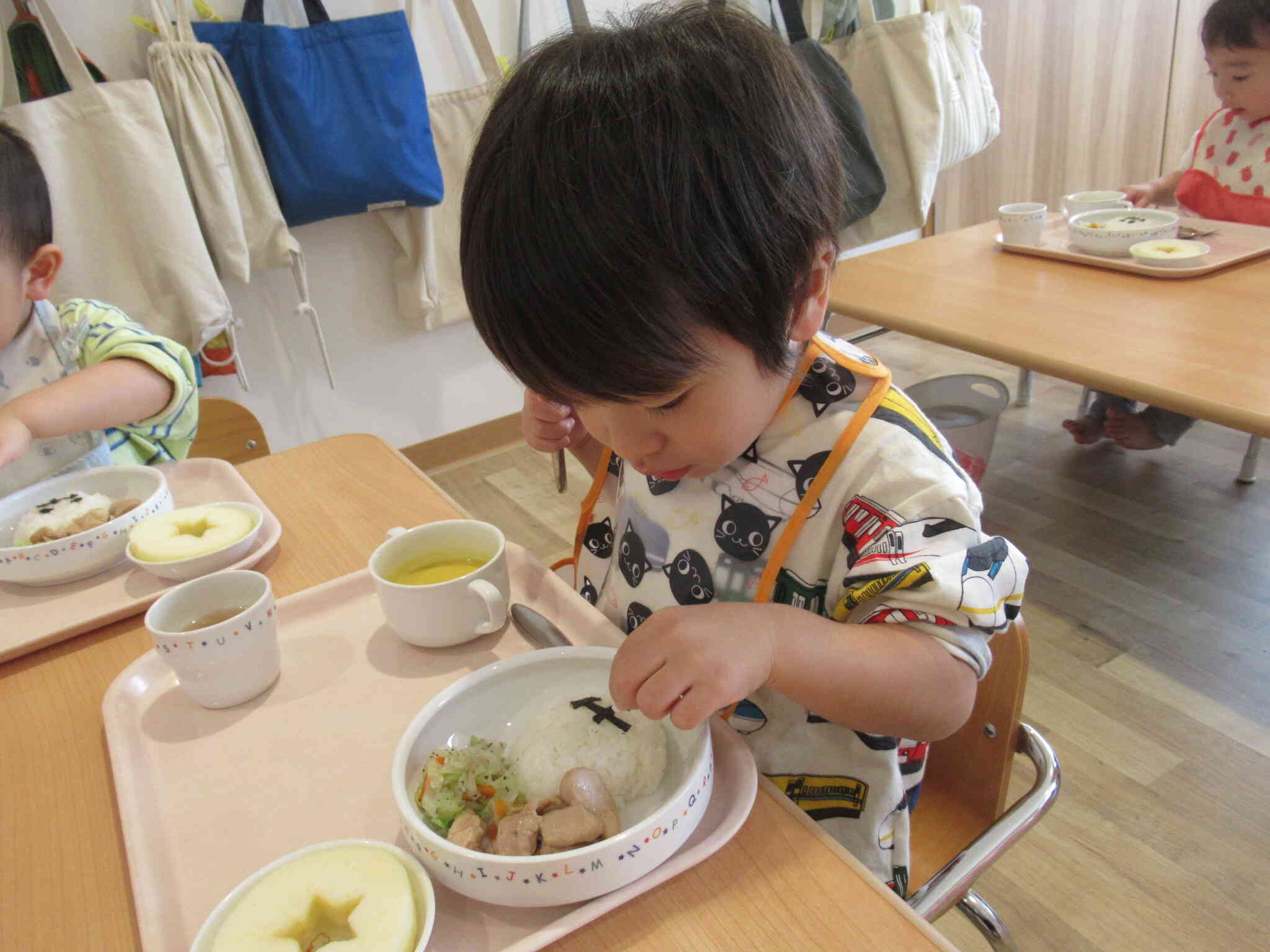 おばけの目と口はのりで作ってありました。「ぼくは目からた～～べよっと！」