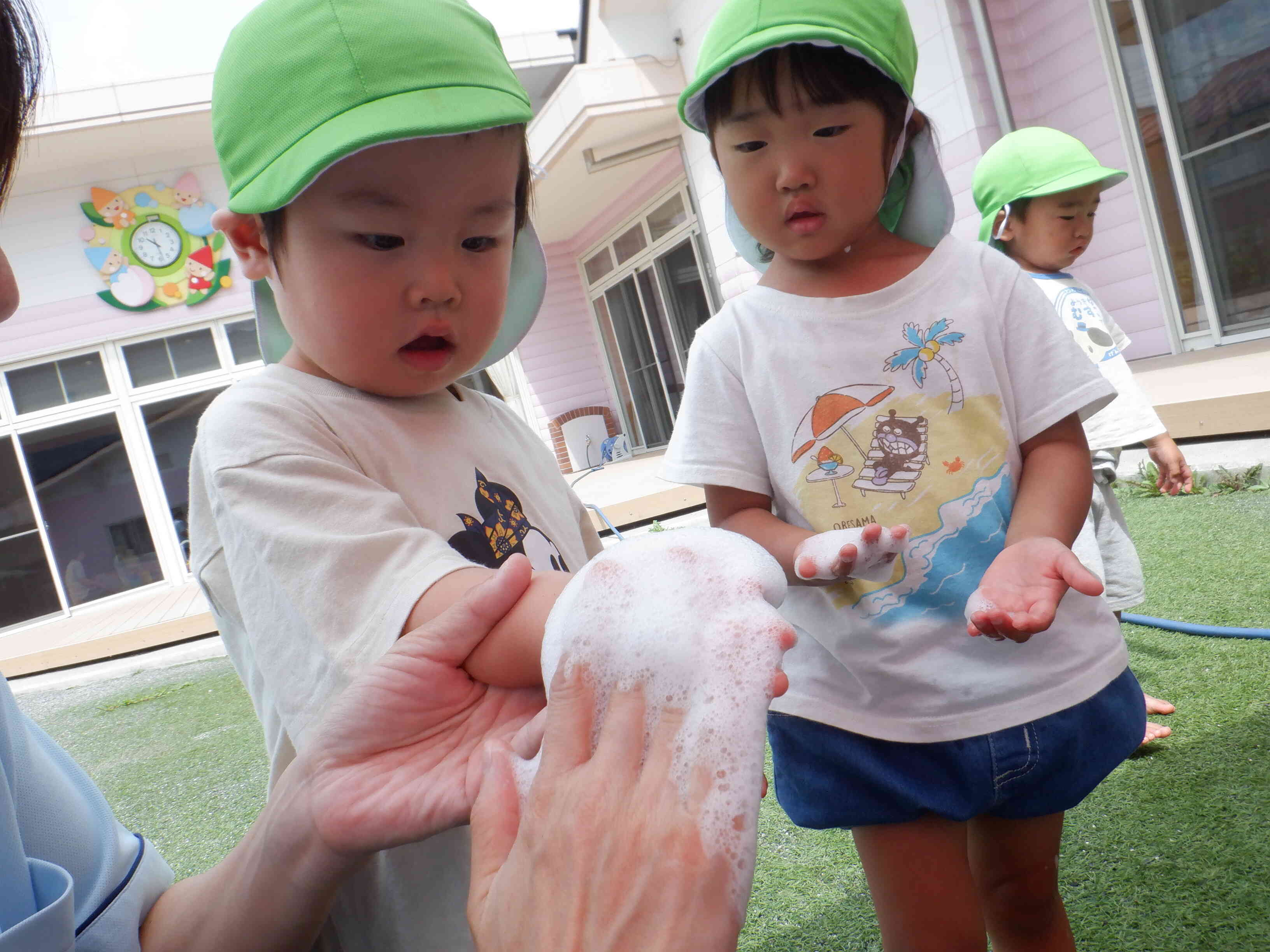 夏の泡あそび　　ぺんぎん1組　(2歳児)