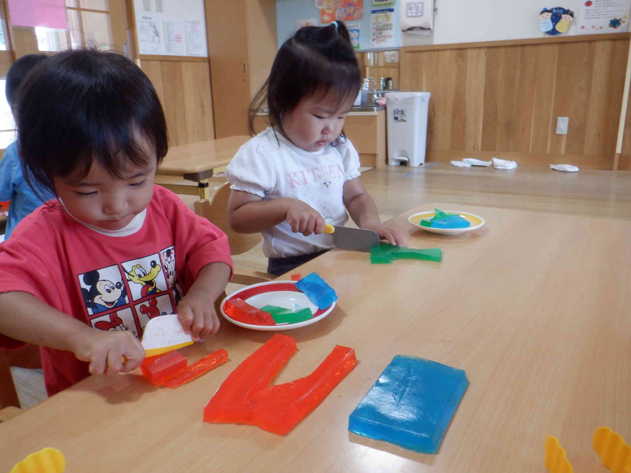 寒天遊びの様子(あひる1組1歳児)