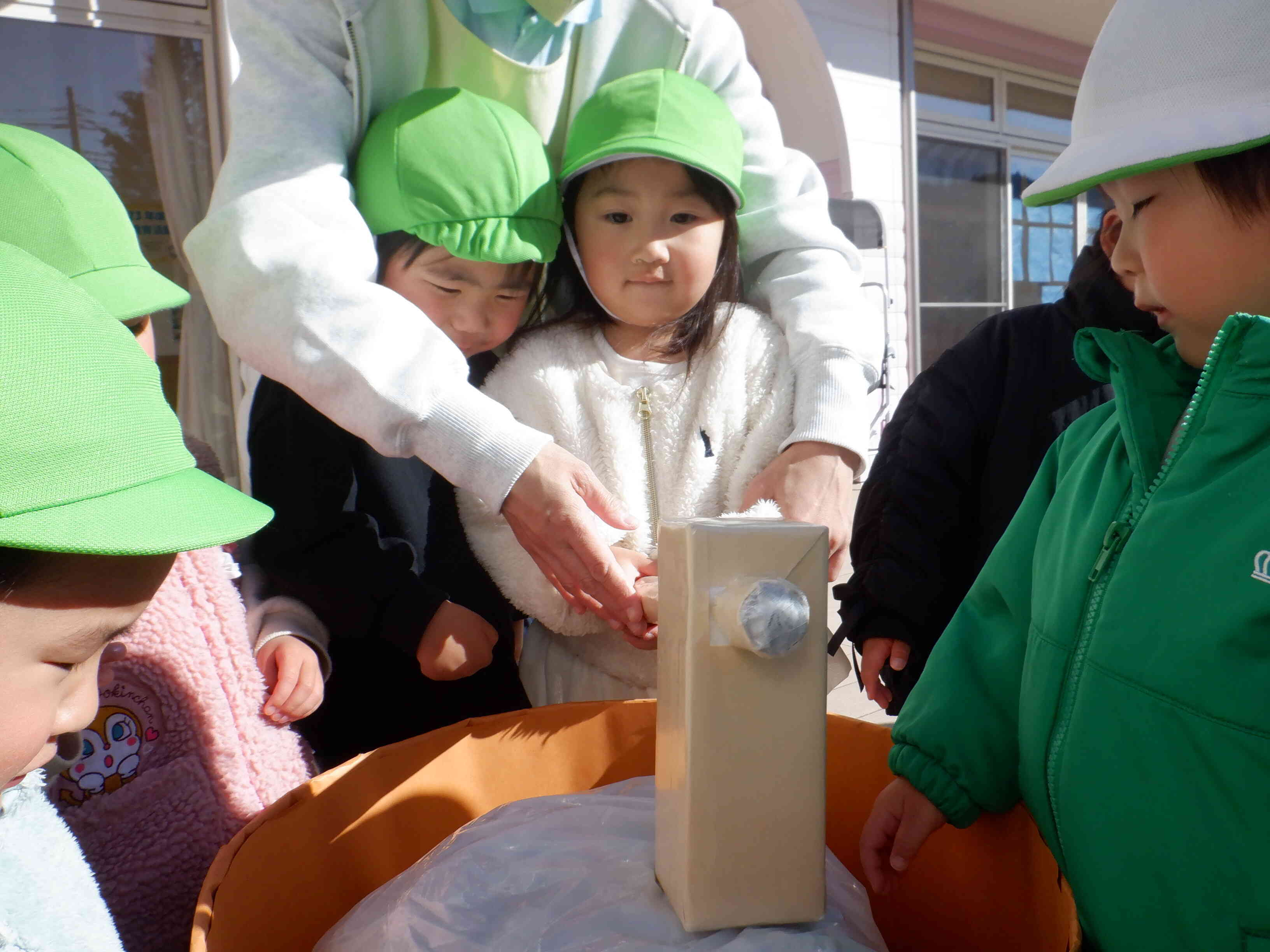 おもちつきの練習風景　ぺんぎん1組(2歳児)