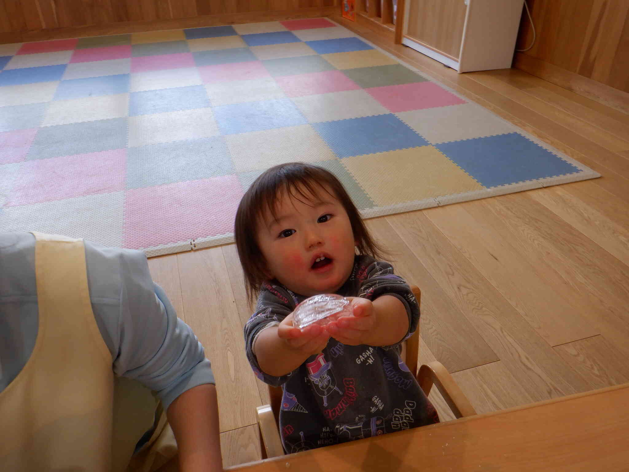 氷遊びの様子　あひる1組(1歳児)