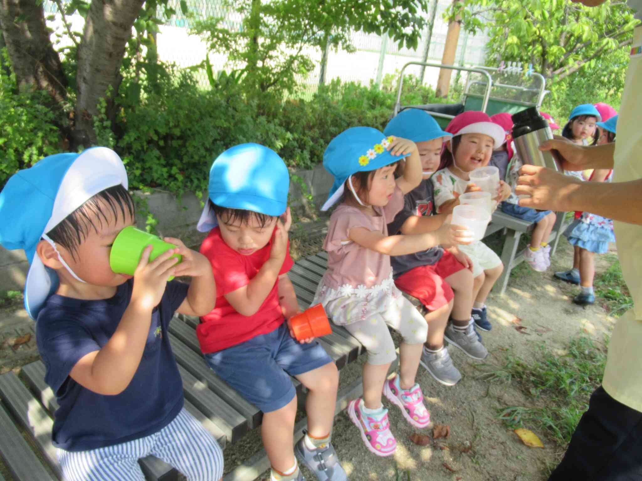 たくさん遊んだあとのお茶休憩。おいしー！おかわり！