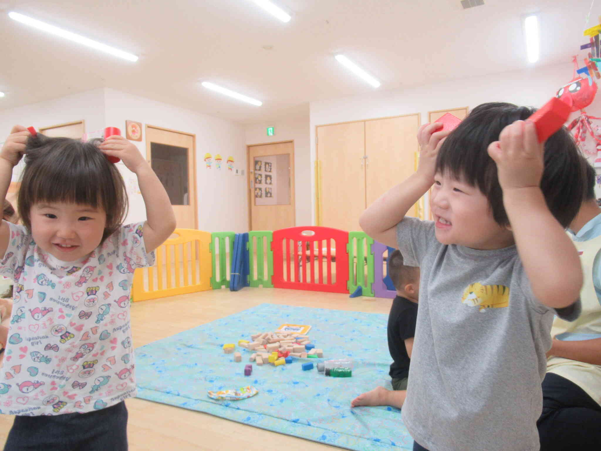 「かみなりさま～がっ♪どんどん！くものうえか～らっ♪どんどん！」（かみなりごろごろ体操）