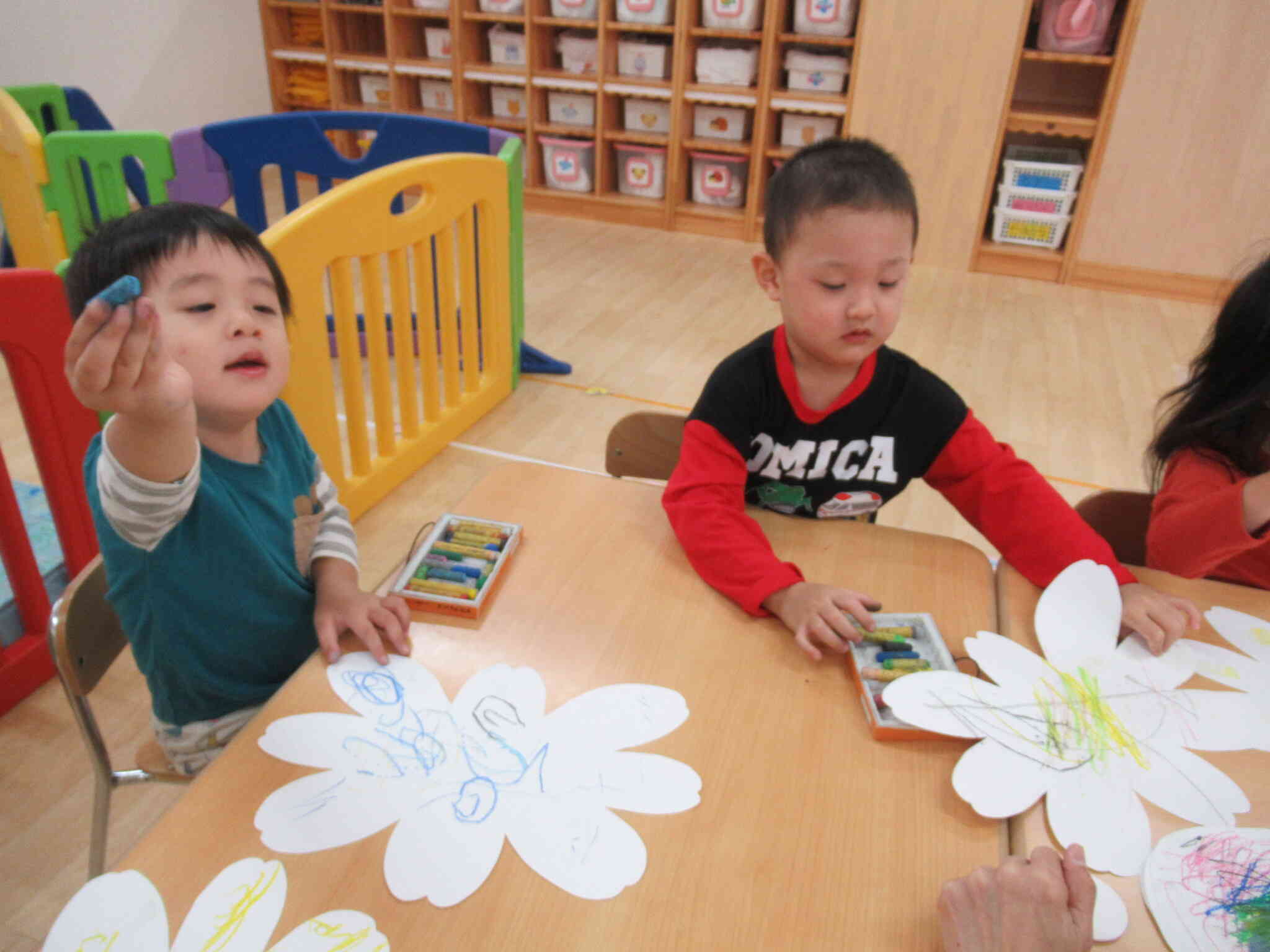 ２歳児うさぎ組さんは、秋のお花ときのこでした♪