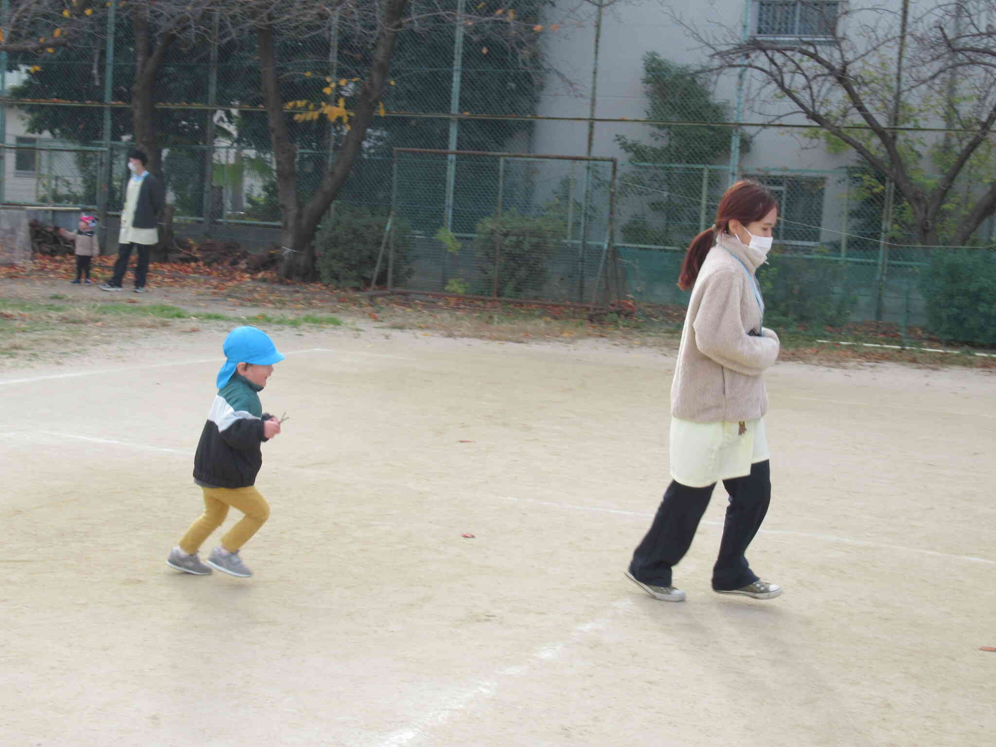 いっちに、いっちに、わたしを捕まえてごらんなさーい♪