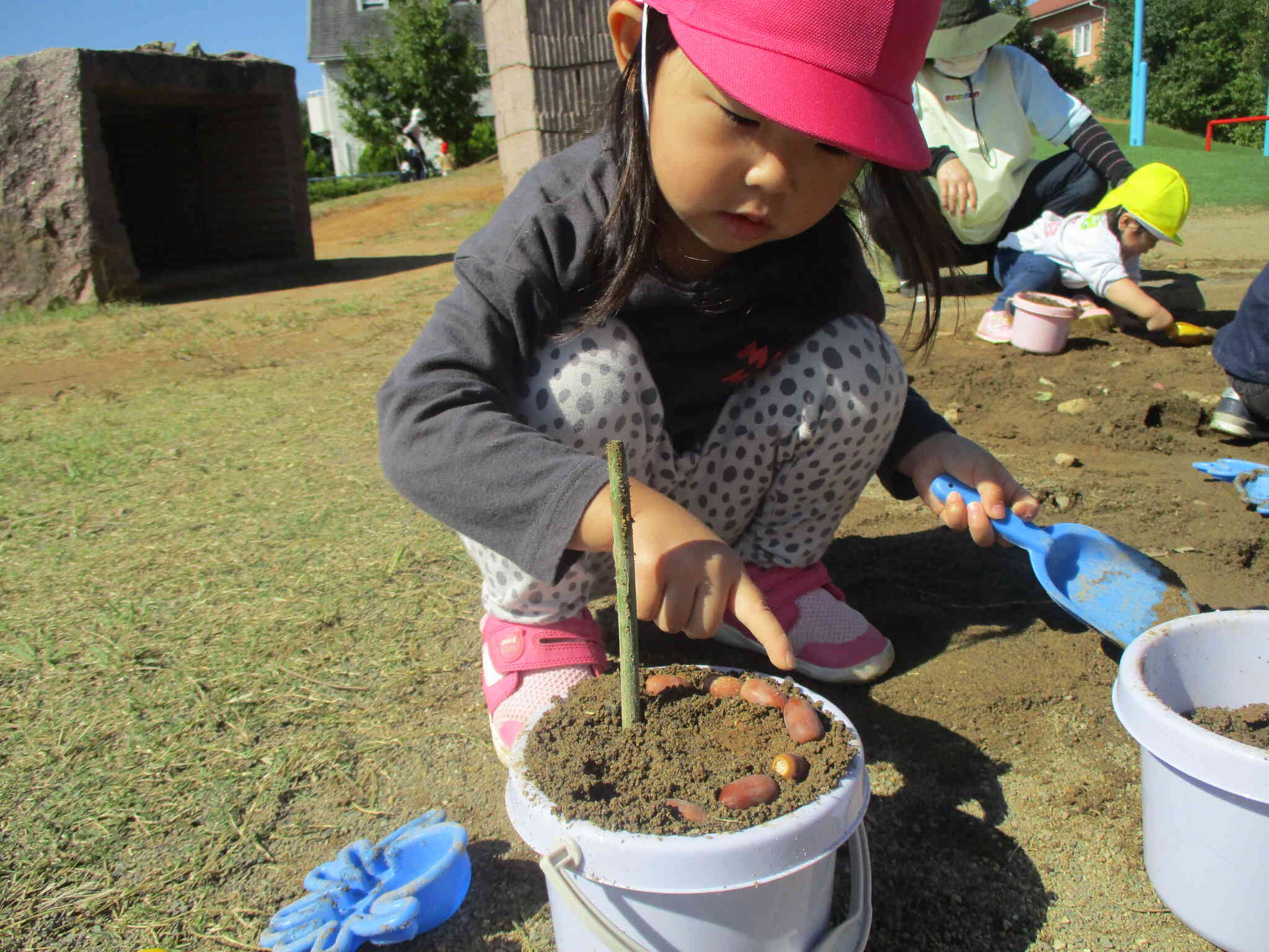 公園で砂遊び