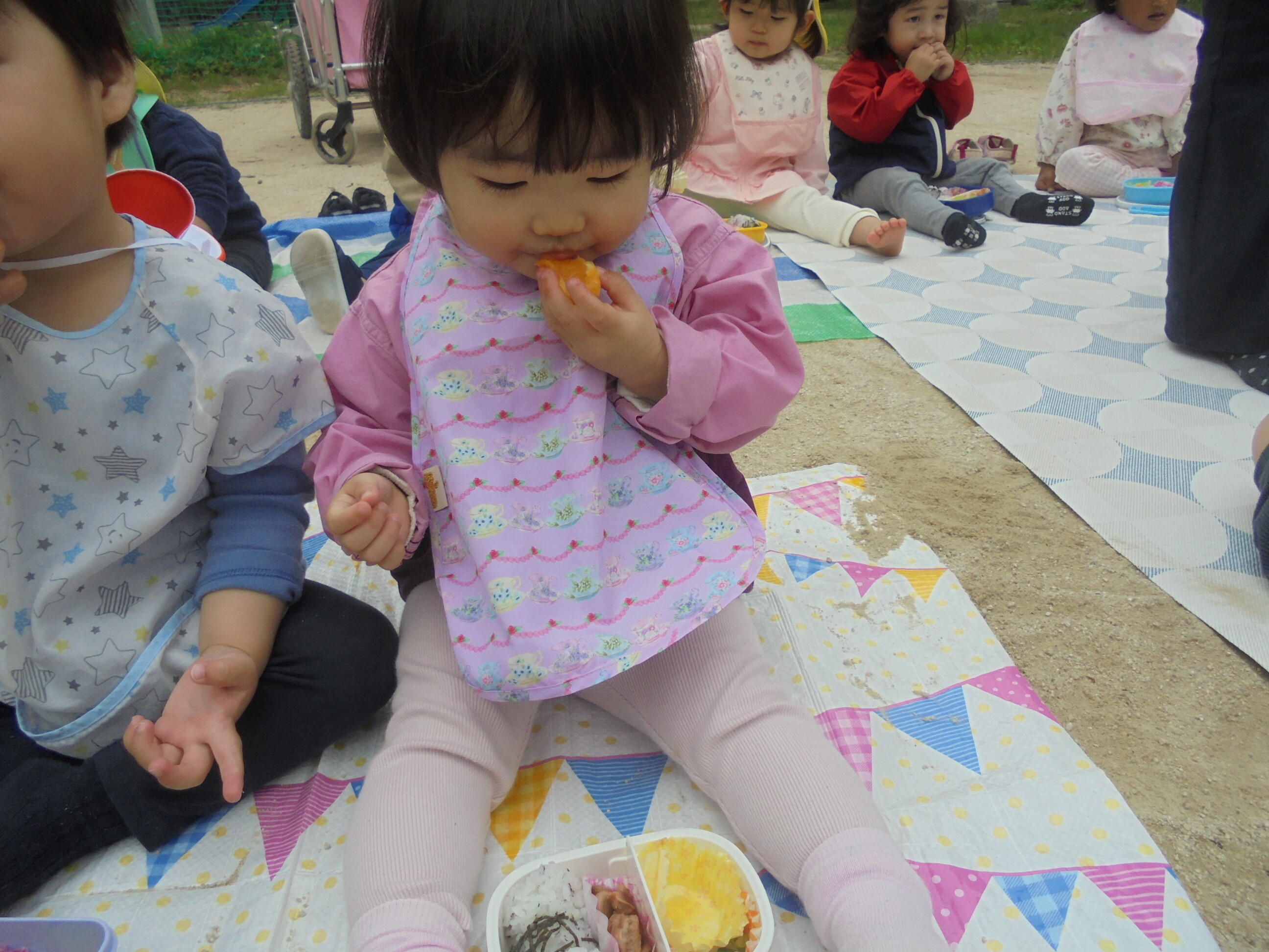 4月なのに外で皆ちゃんと座って食べることができたことに先生たちは感動！