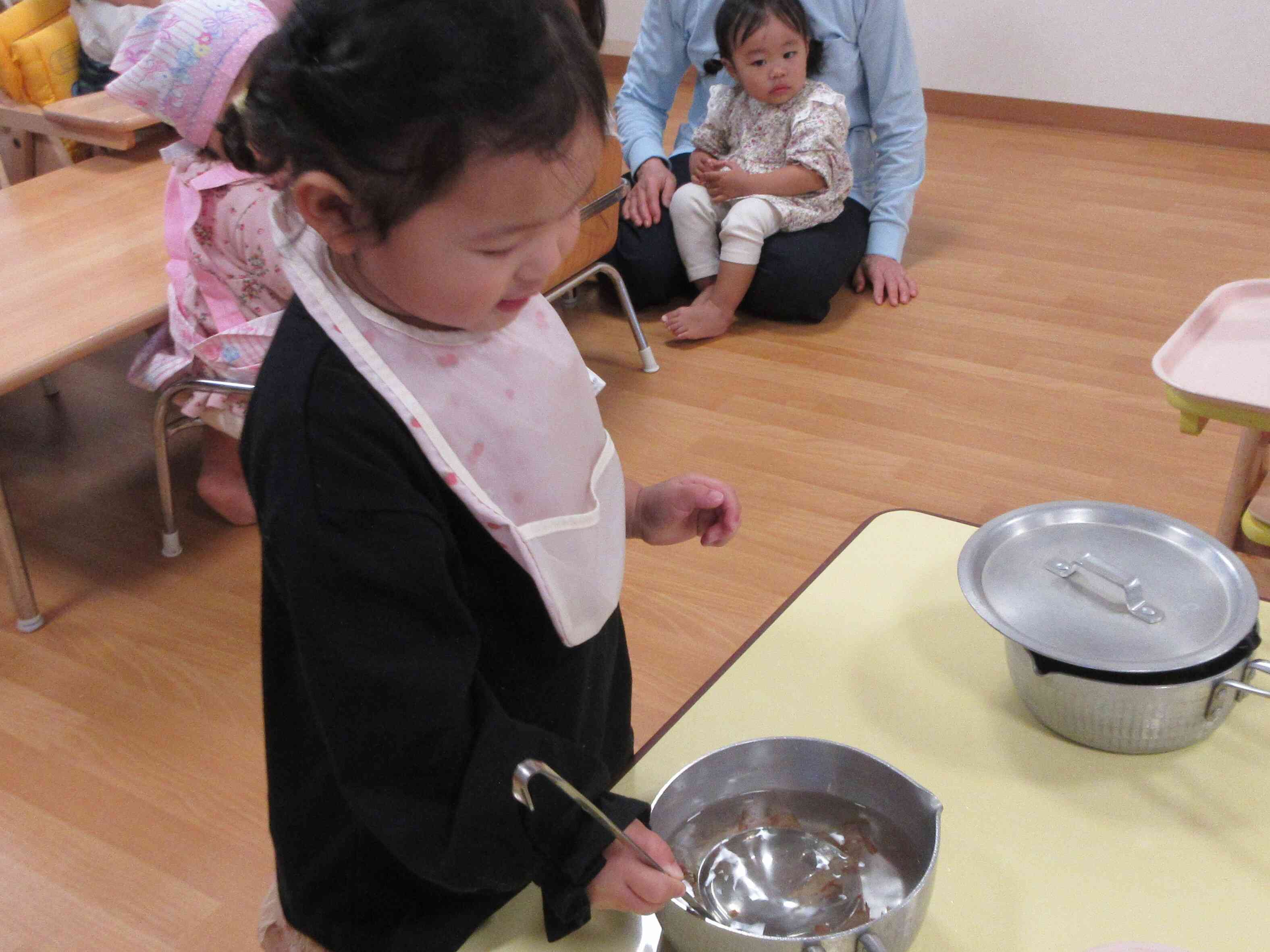 鍋に昆布やかつお節を入れて・・までまで！！いいお出汁が出るかな？