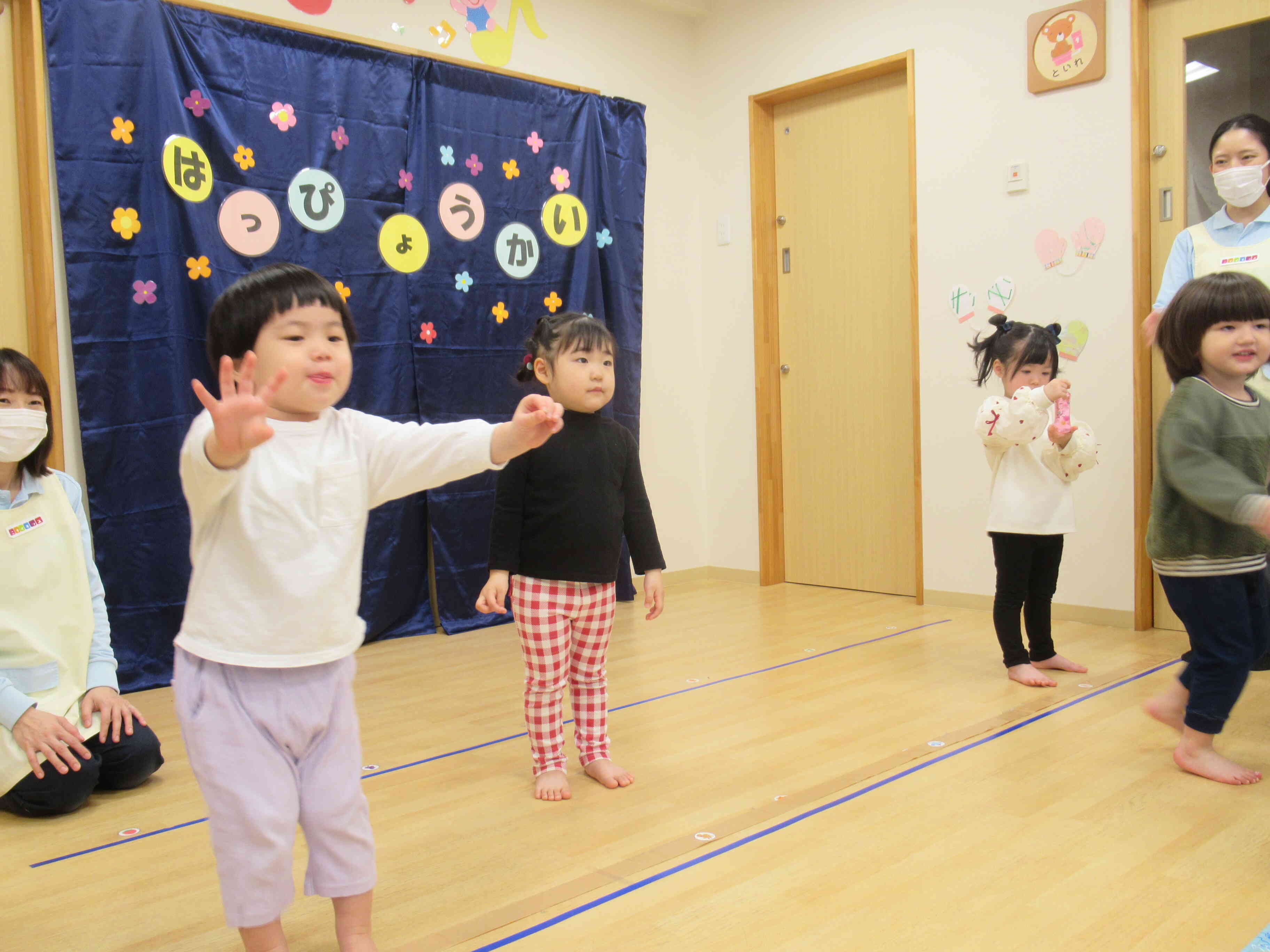 楽しく歌って踊ってがんばります♪ 見ててね