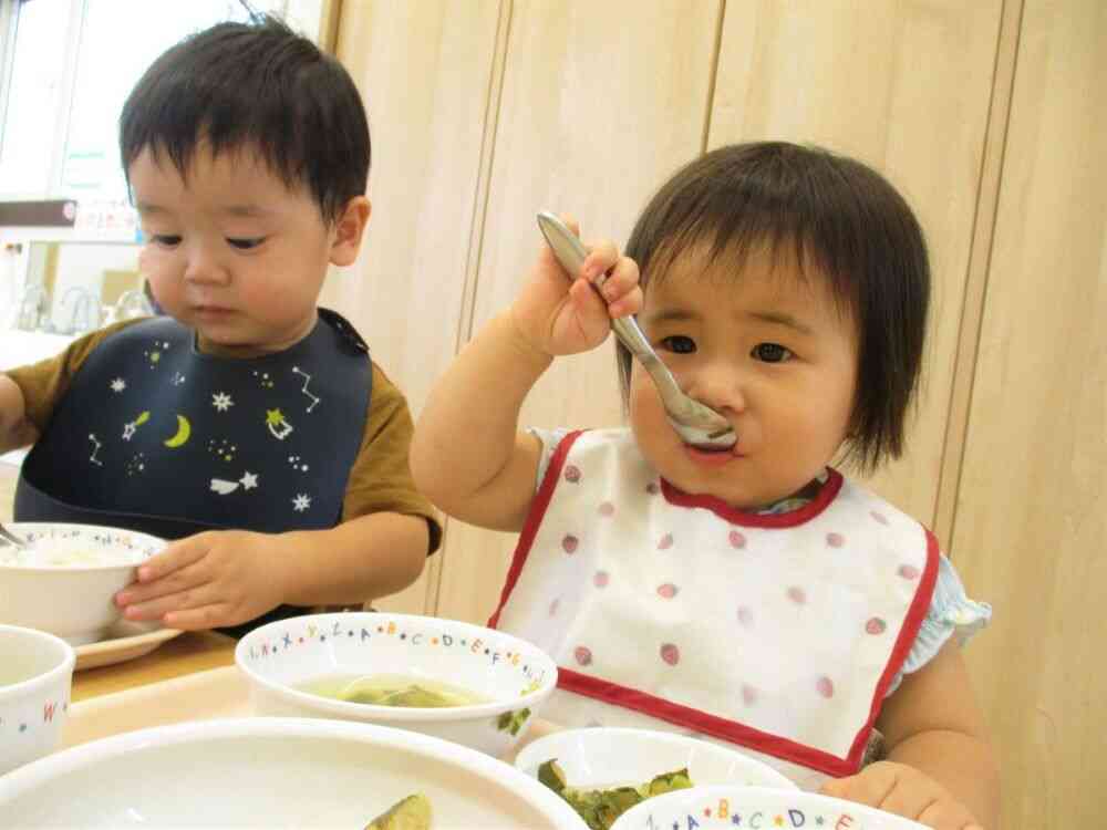 お友だちと食べる給食はおいしいね！