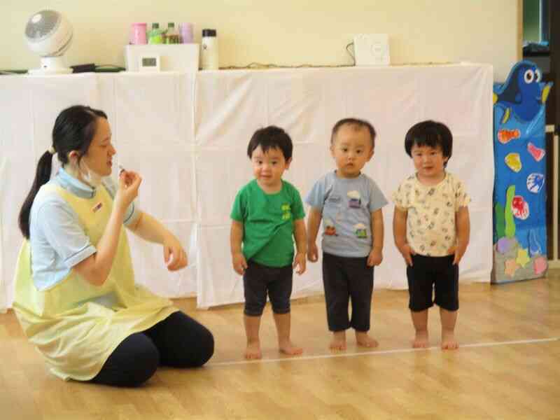 あひる組(1歳児クラス）かけっこ競争　「いちについて～！」