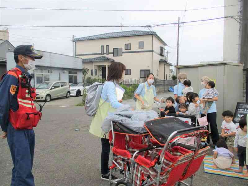 第一避難場所まで、カートや先生に抱っこをして避難しました。