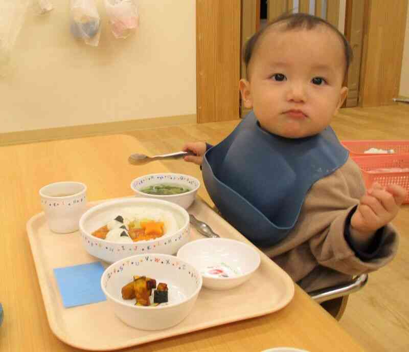 0歳児のお友だちも自分で上手に食べています！