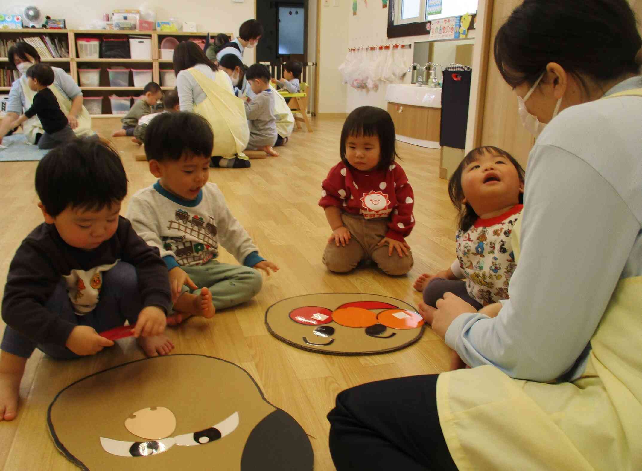 「おめめはここで、お口は…」