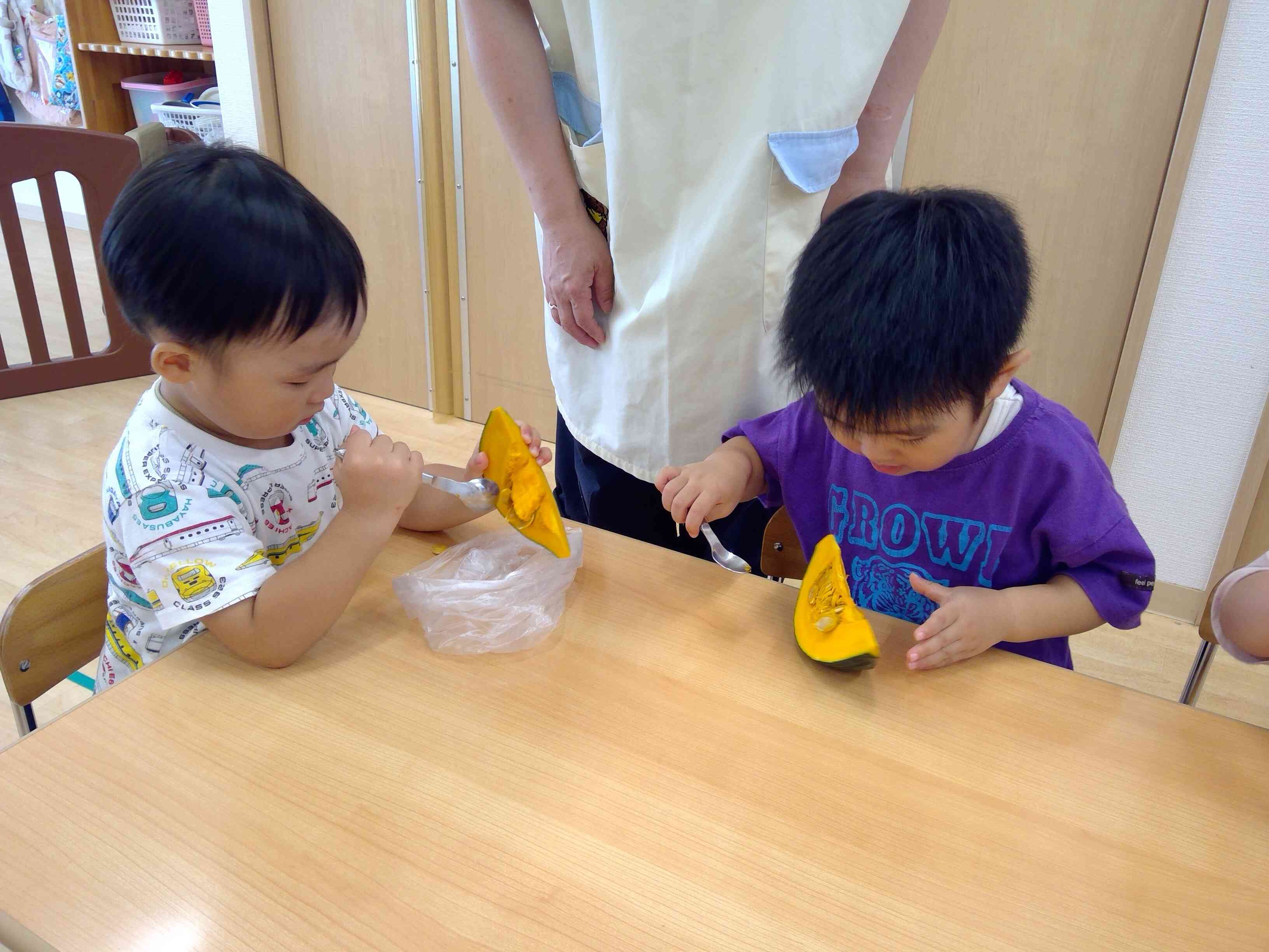 うさぎ組(２歳児)はスプーンをつかってかぼちゃのたねとりに挑戦！！