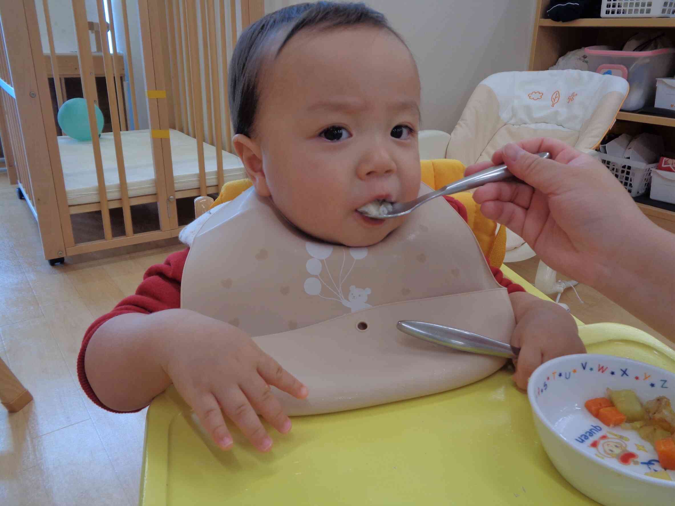 ひよこ組(0歳児)お食事風景♬