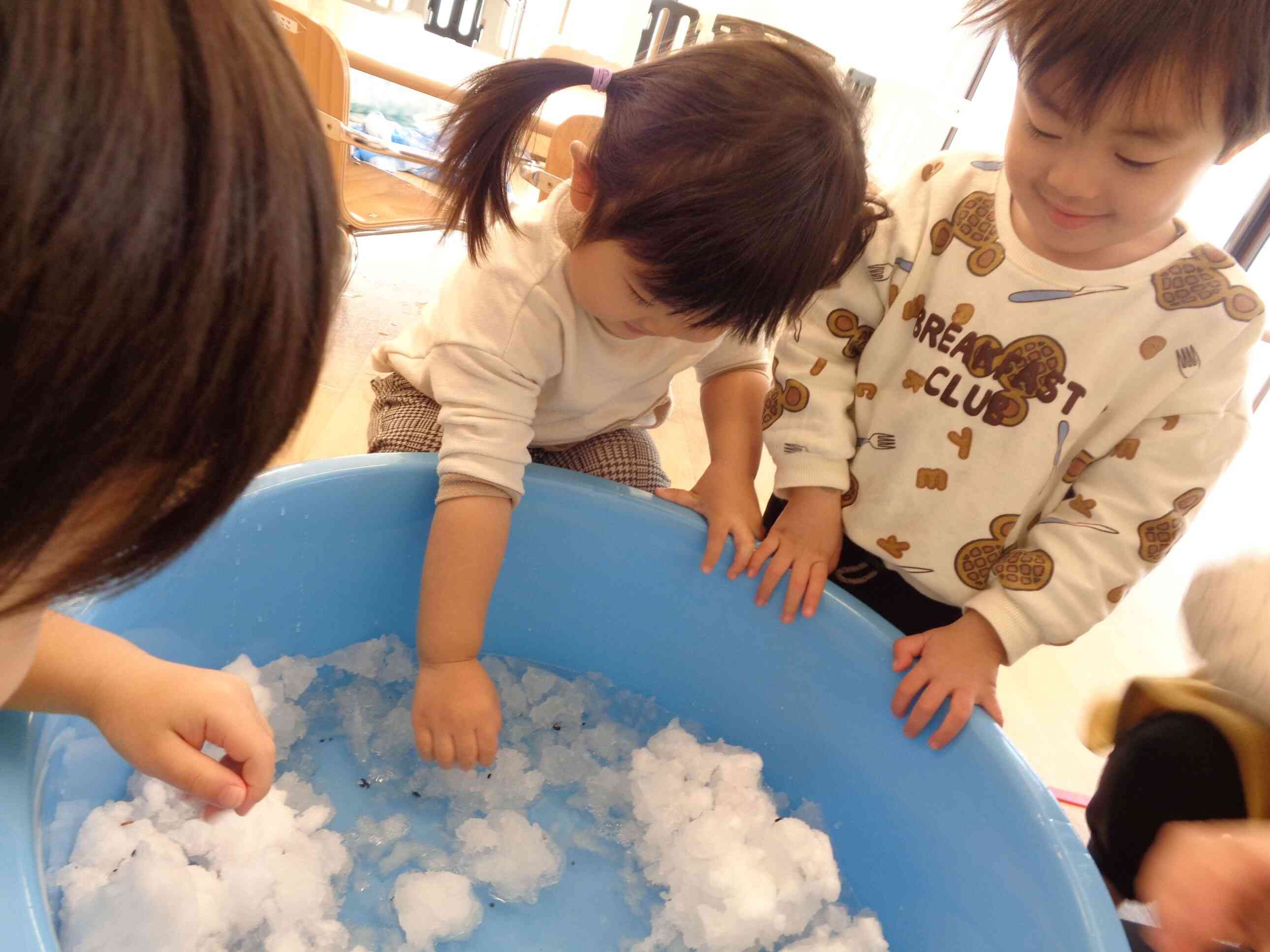 お湯を入れて雪を溶かしてみました。