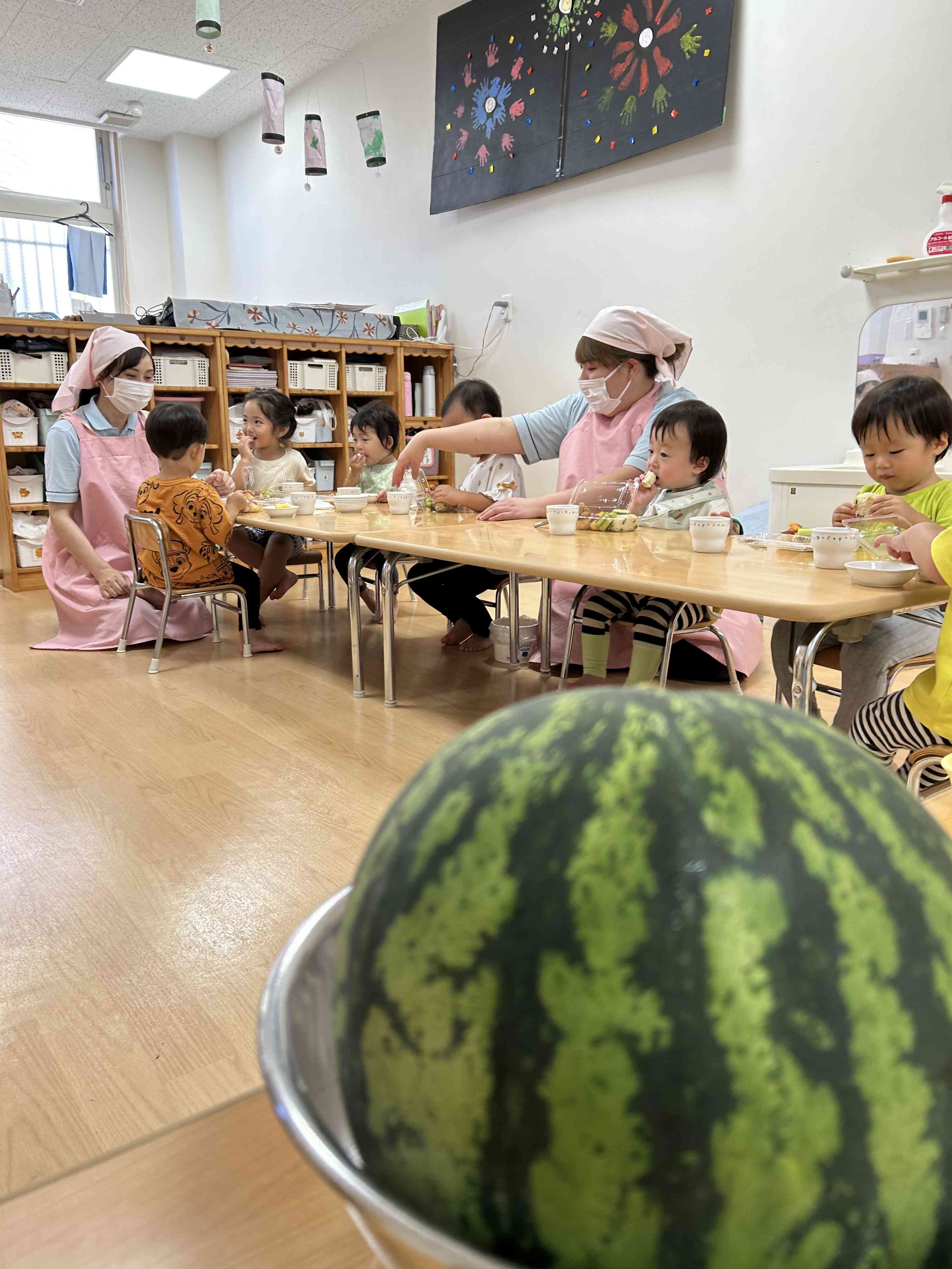 スイカを眺めながらの楽しい給食の時間でした・・・