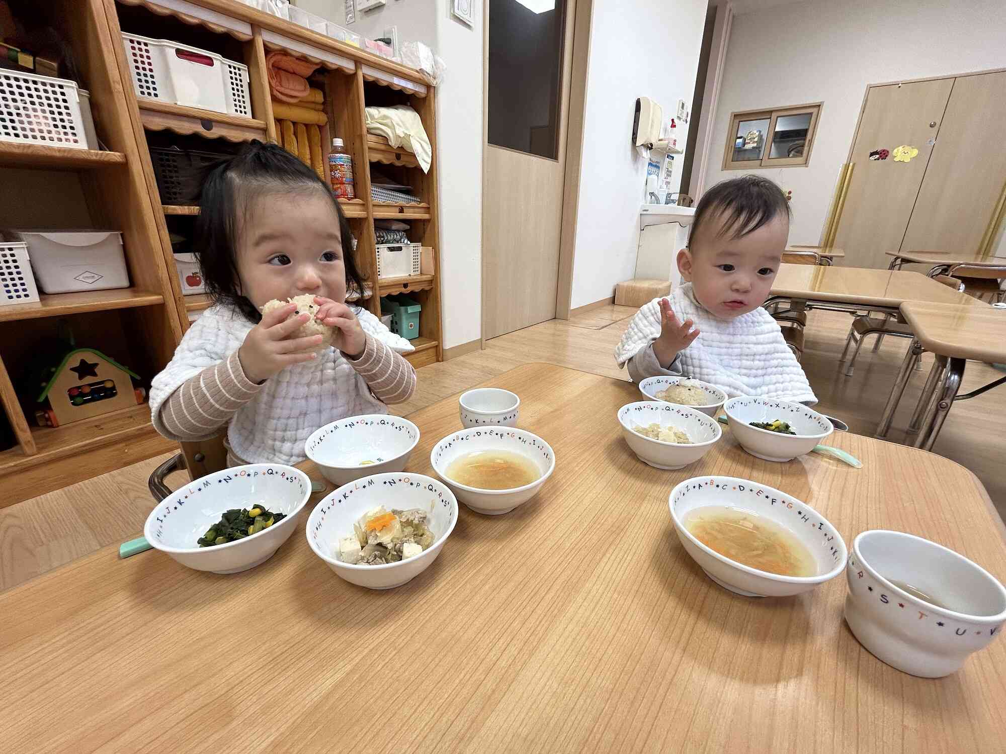 「くまさんおにぎりおいしい♪」