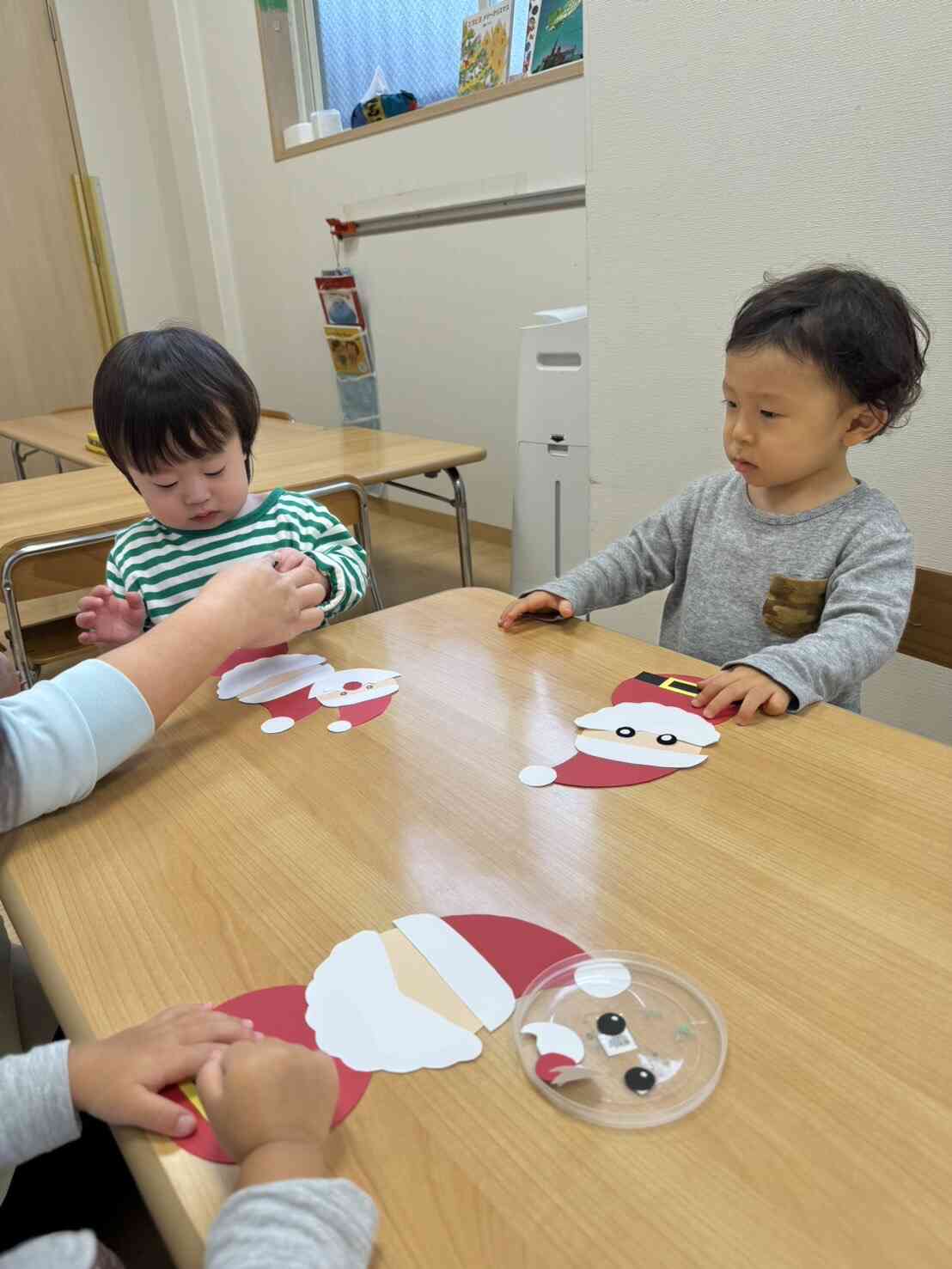 《シールはりむずかしいなぁ・・・》